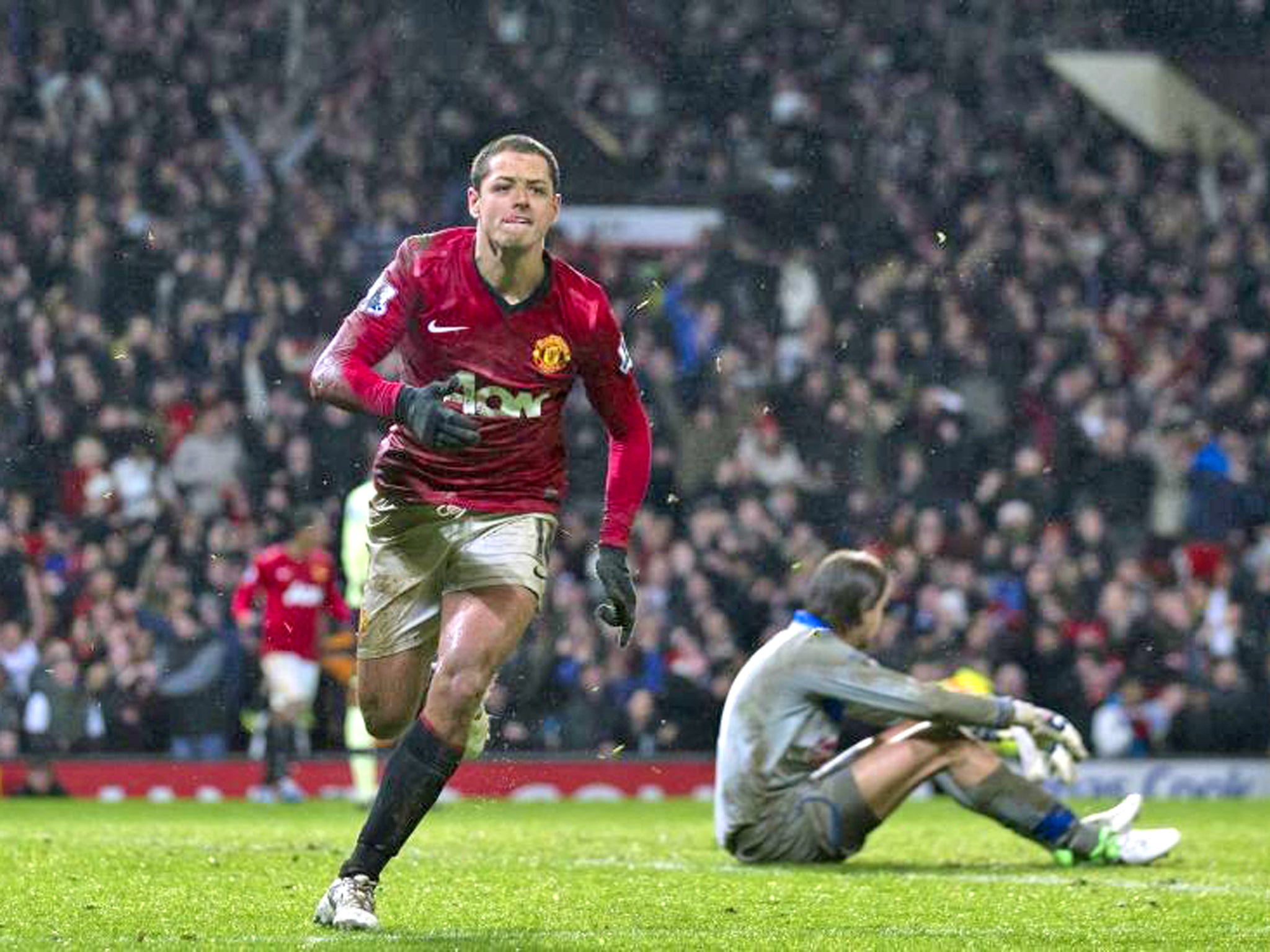 Javier Hernandez netted his 10th goal of the season to send Manchester United seven points clear at the top of the table