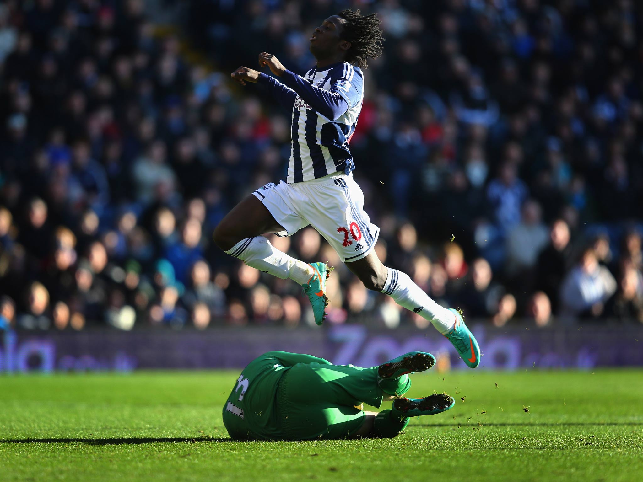 David Stockdale dives at the feet of Romelu Lukaku