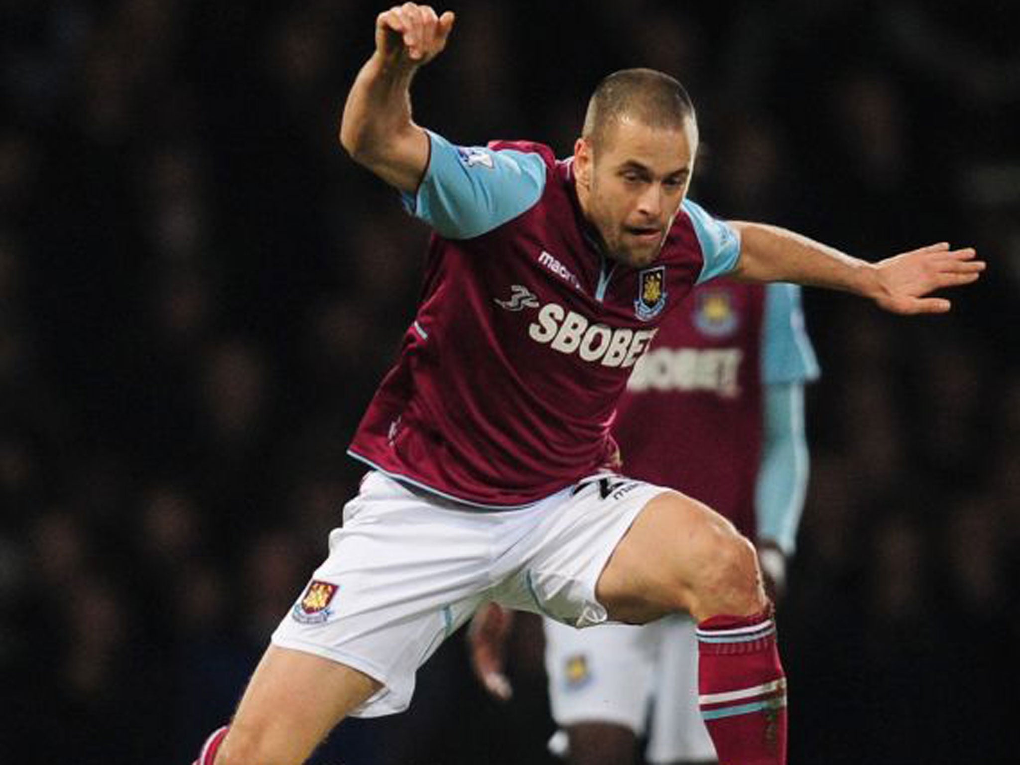 West Ham’s Joe Cole avoids a challenge