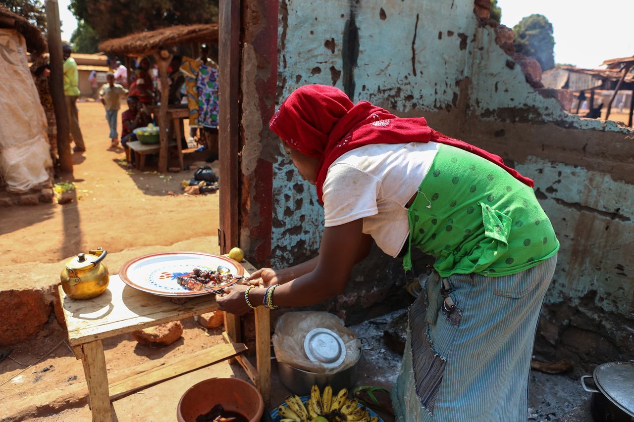 Émilie (18) is running a restaurant since she left the CTO, supported by UNICEF. CTO (Centre Transit et
Orietation) is supported by UNICEF to help children affected by armed conflict. Bria, CAR. 7th December 2012.