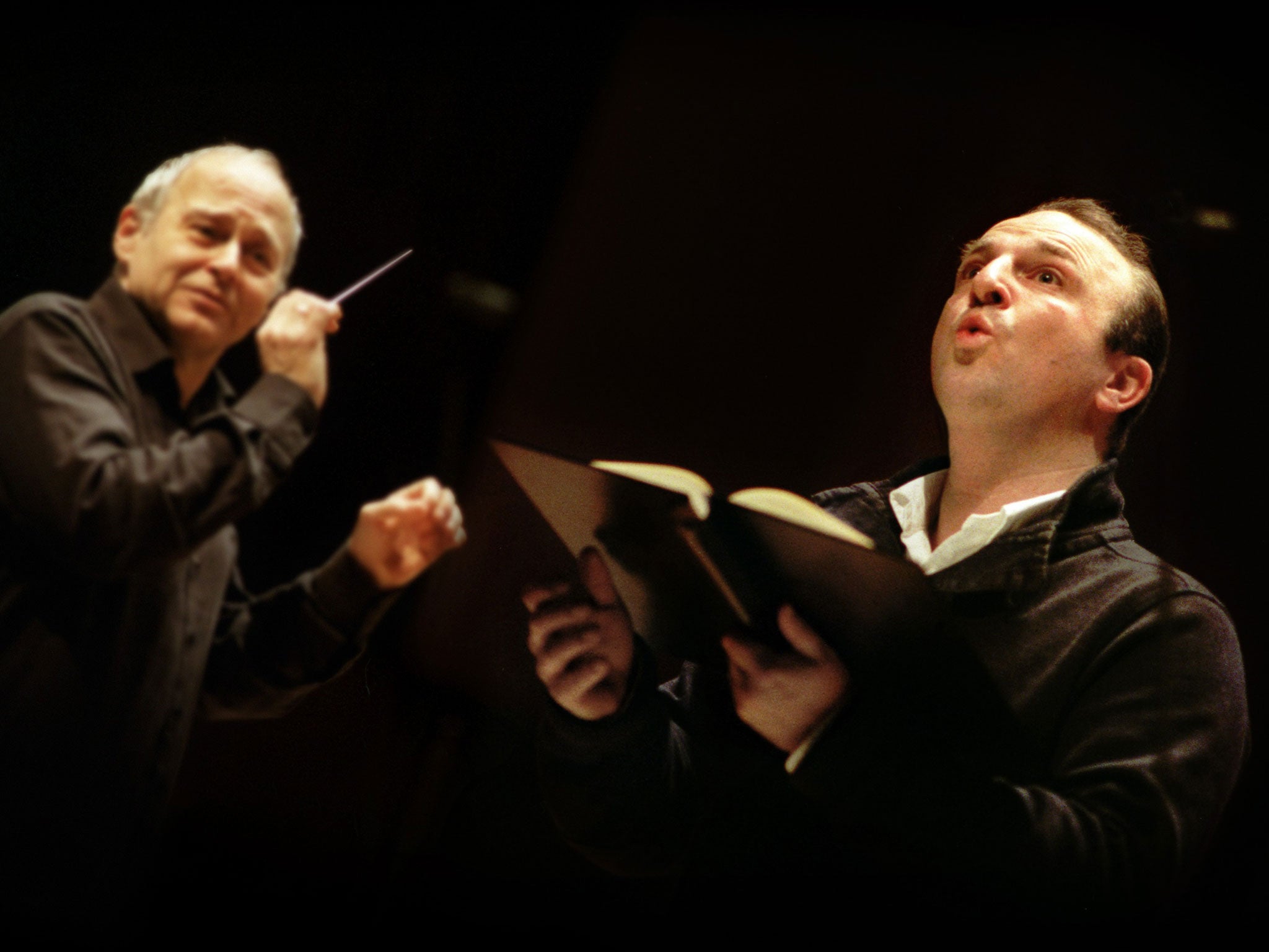 Tenor Andrew Kennedy in rehearsal with conductor Adam Fischer