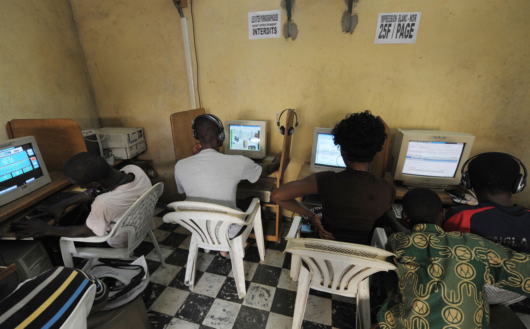 Young people in the Ivory Coast surf the internet