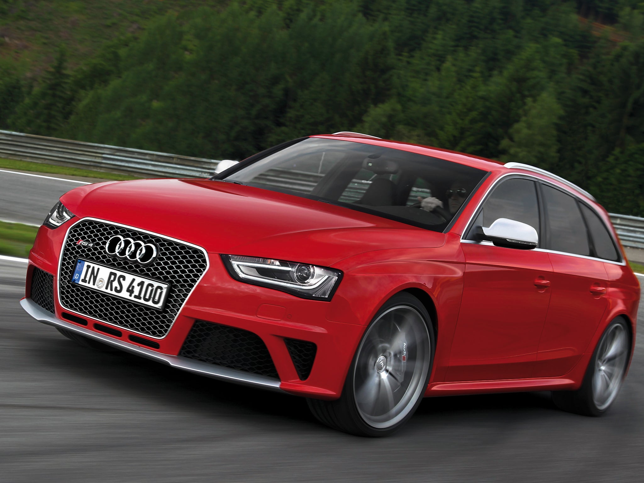 Audi RS 4 Avant: Why is this family car as fast as a Ferrari?