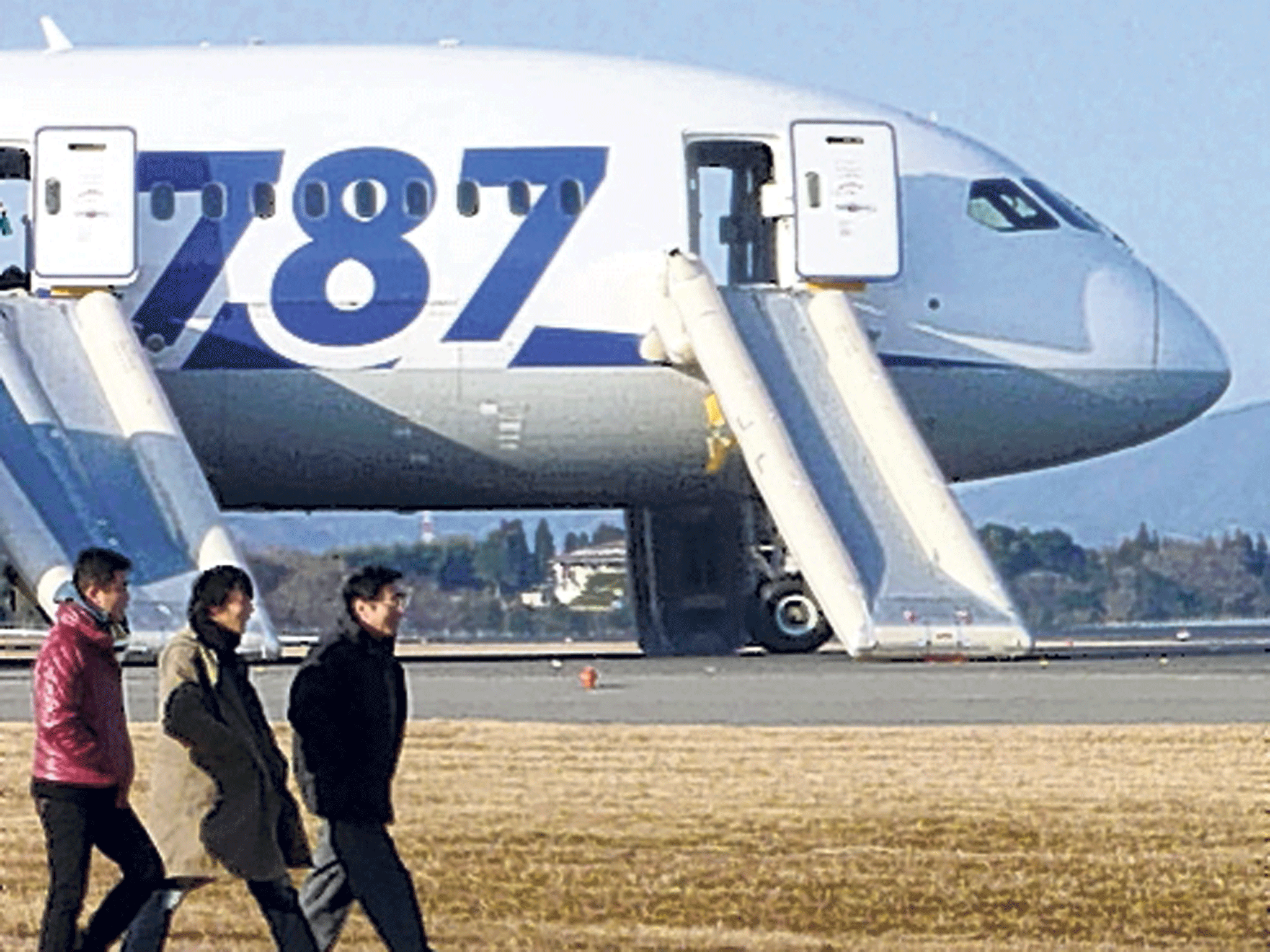 Dramatic exit: the
Dreamliner after
evacuation