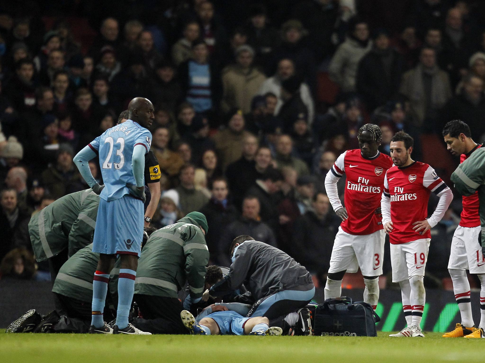 Daniel Potts receives treatment at the Emirates