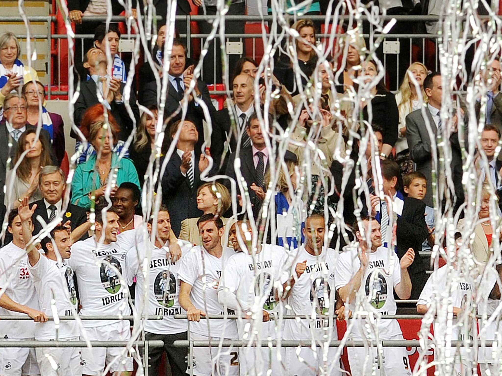 Swansea celebrate with the trophy after beating Reading 4-2 during the 2011 Championship play-off