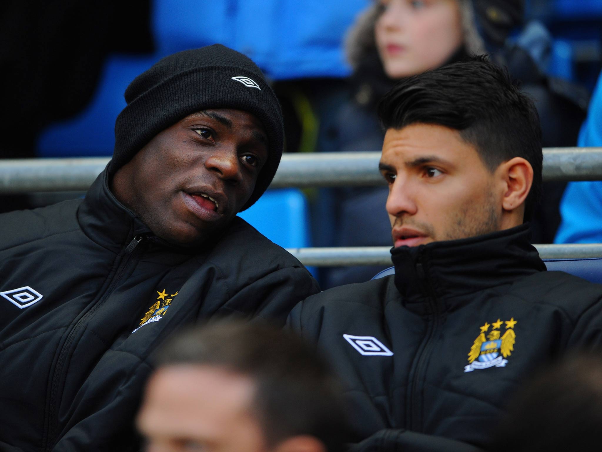 Mario Balotelli talks with Sergio Aguero