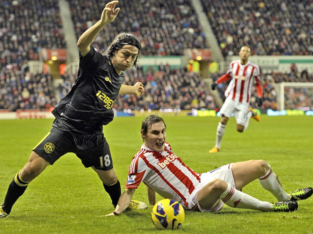 Wigan new boy Roger Espinoza battles with Dean Whitehead