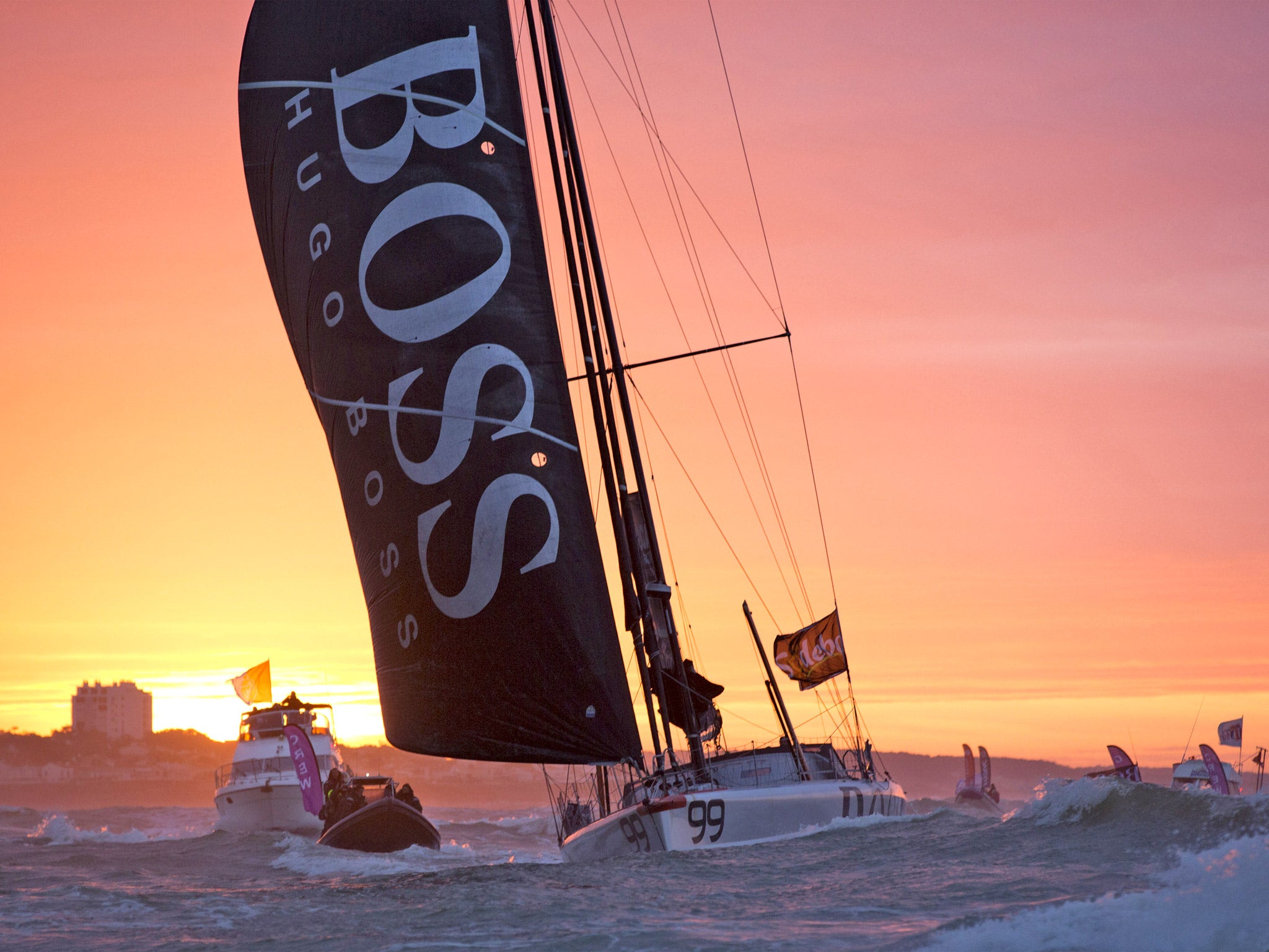 Alex Thomson reaches Les Sables d’Olonne