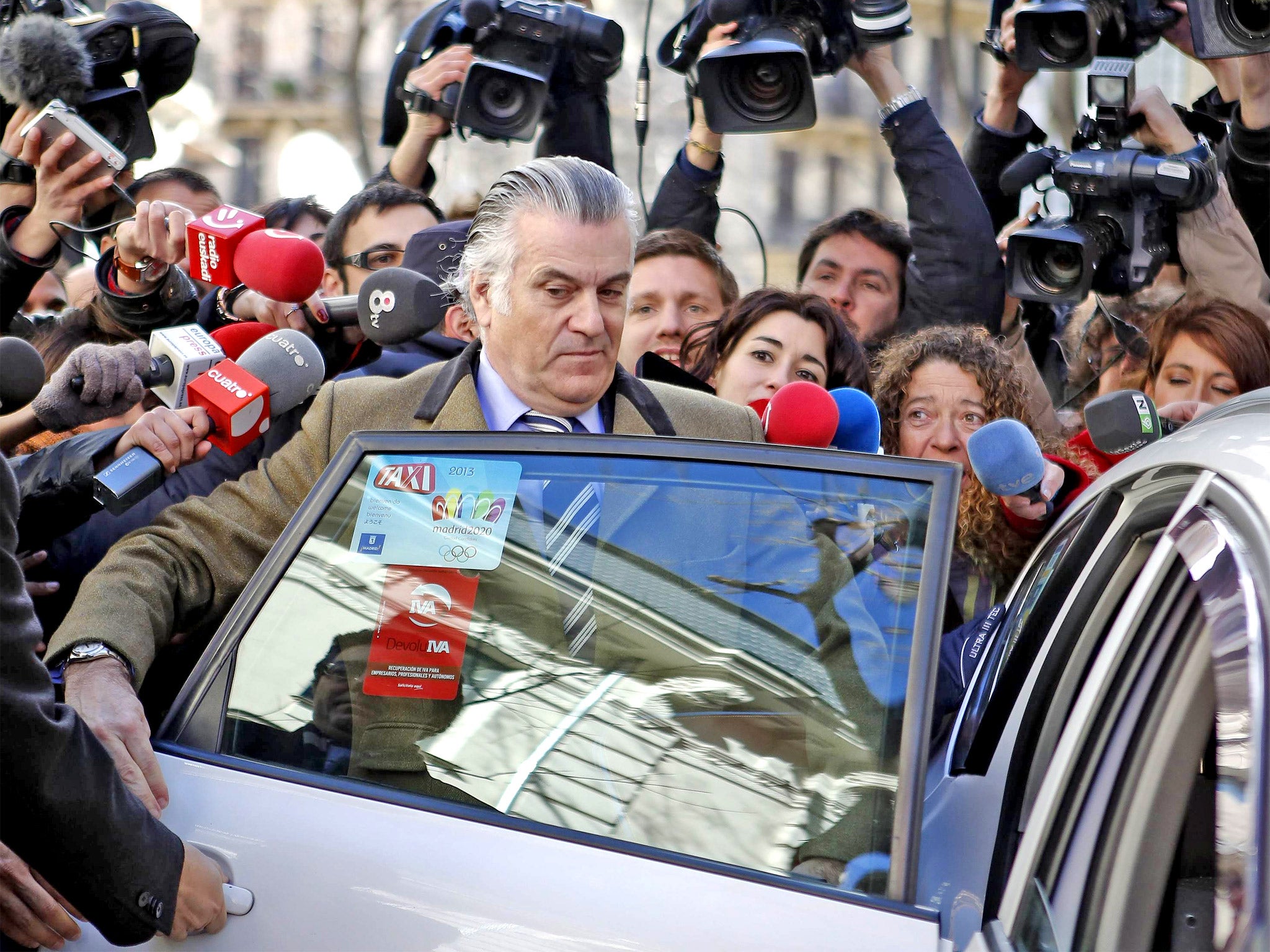 Luis Barcenas is mobbed as he leaves the prosecutor’s office