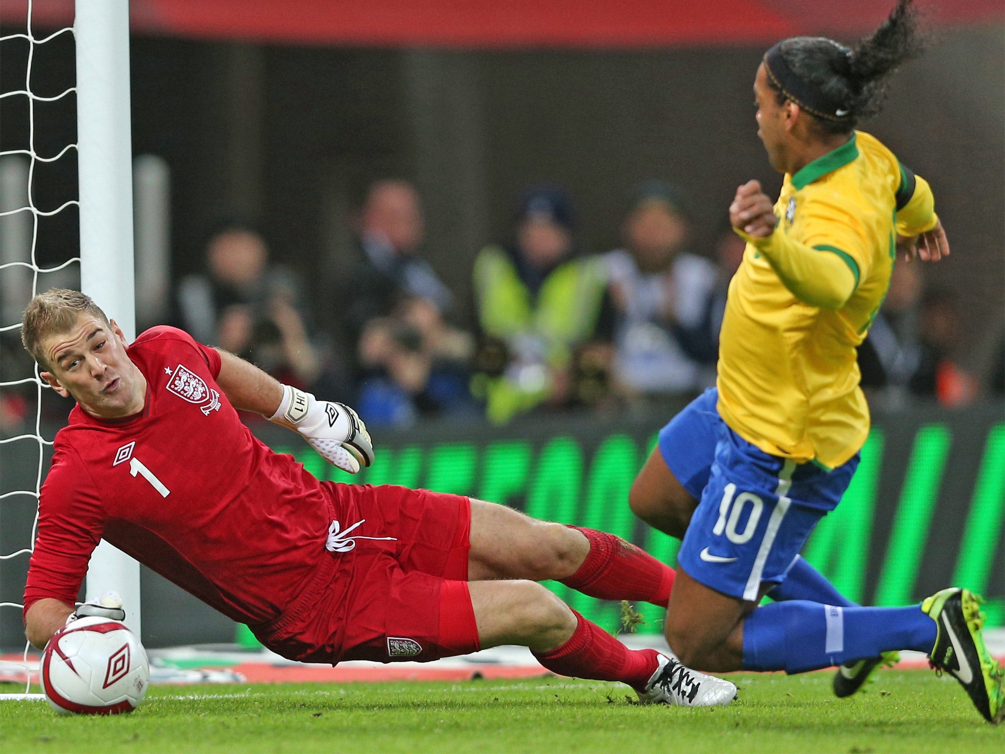 Ronaldinho up against Joe Hart