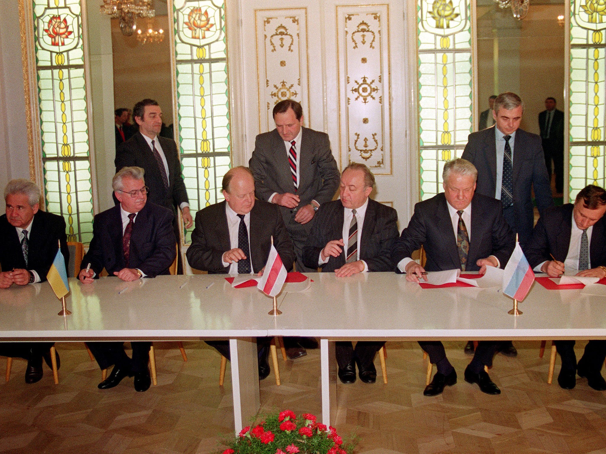 Kravchuk, Shushkevich and Yeltsin sign the agreement