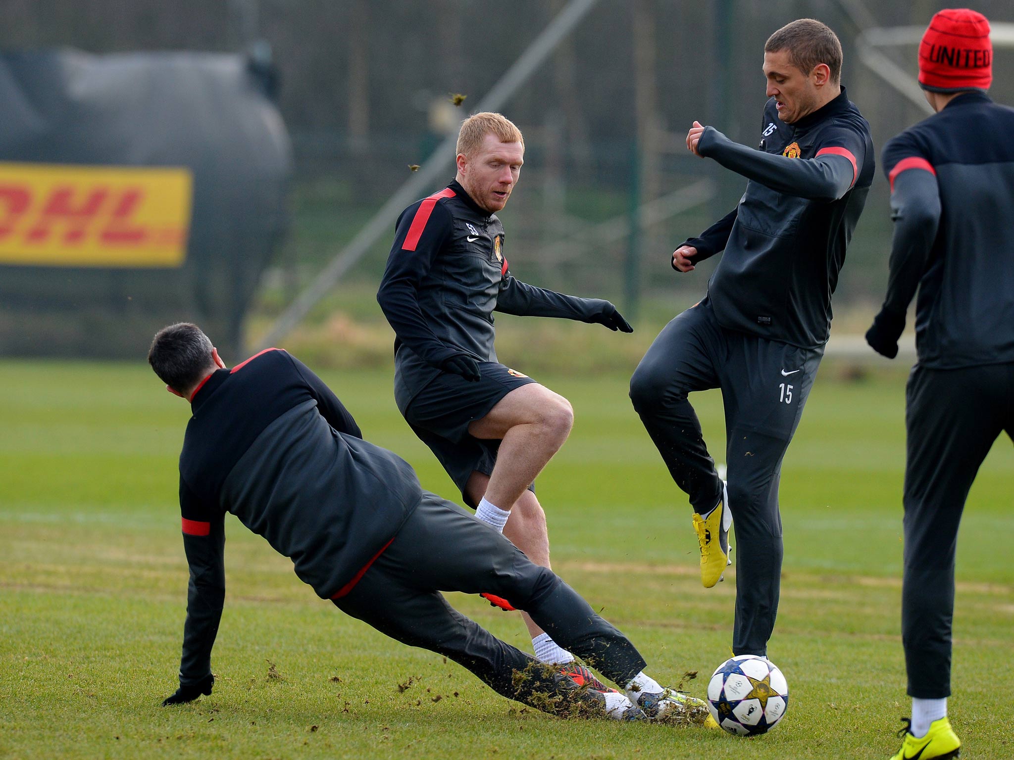 Paul Scholes pictured training alongside Robin van Persie and Nemanja Vidic