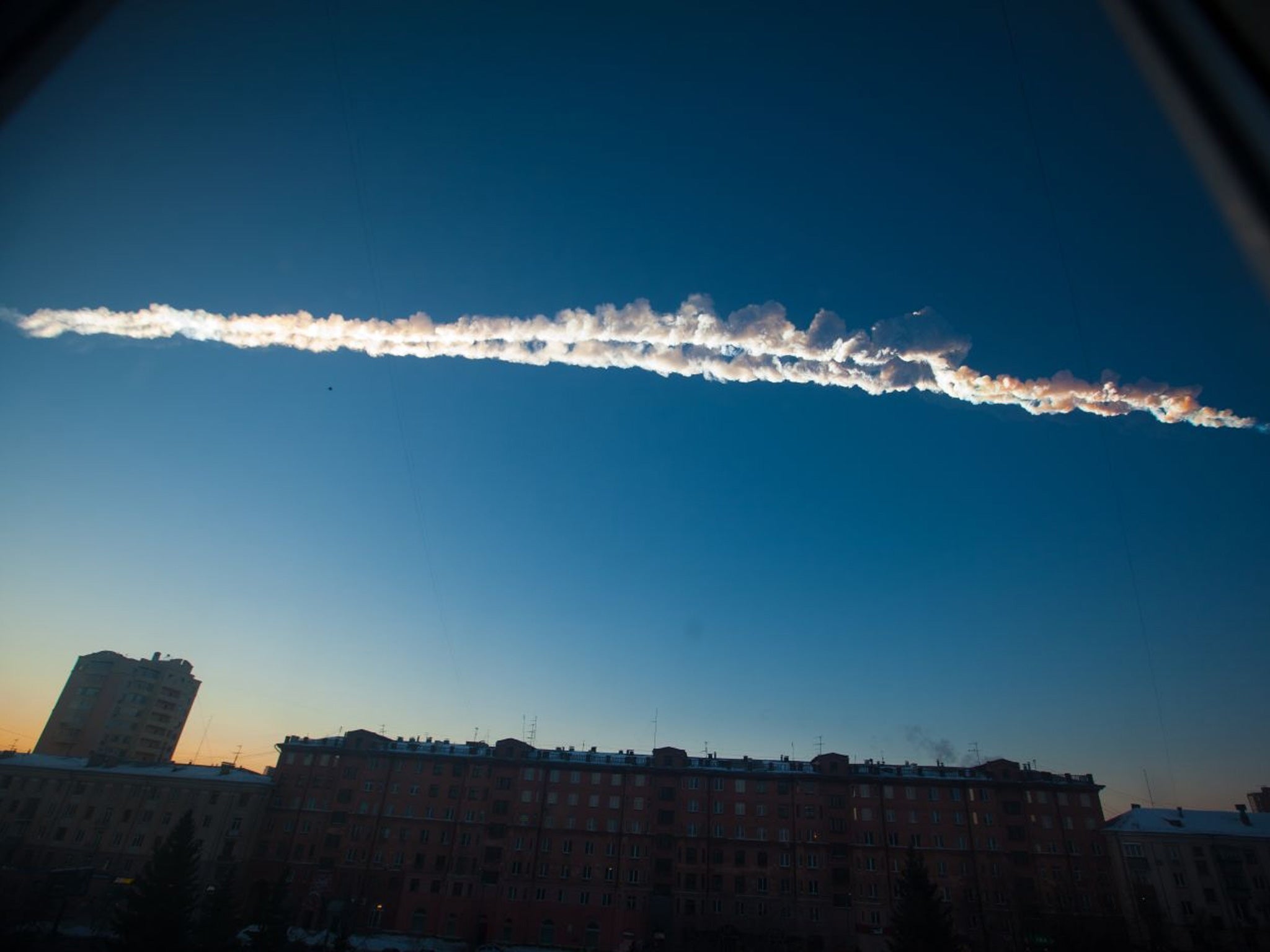 A meteorite trail is seen over Chelyabinsk