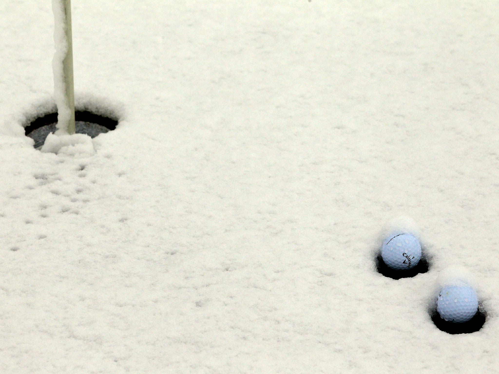 Snow hits the golf course in Arizona