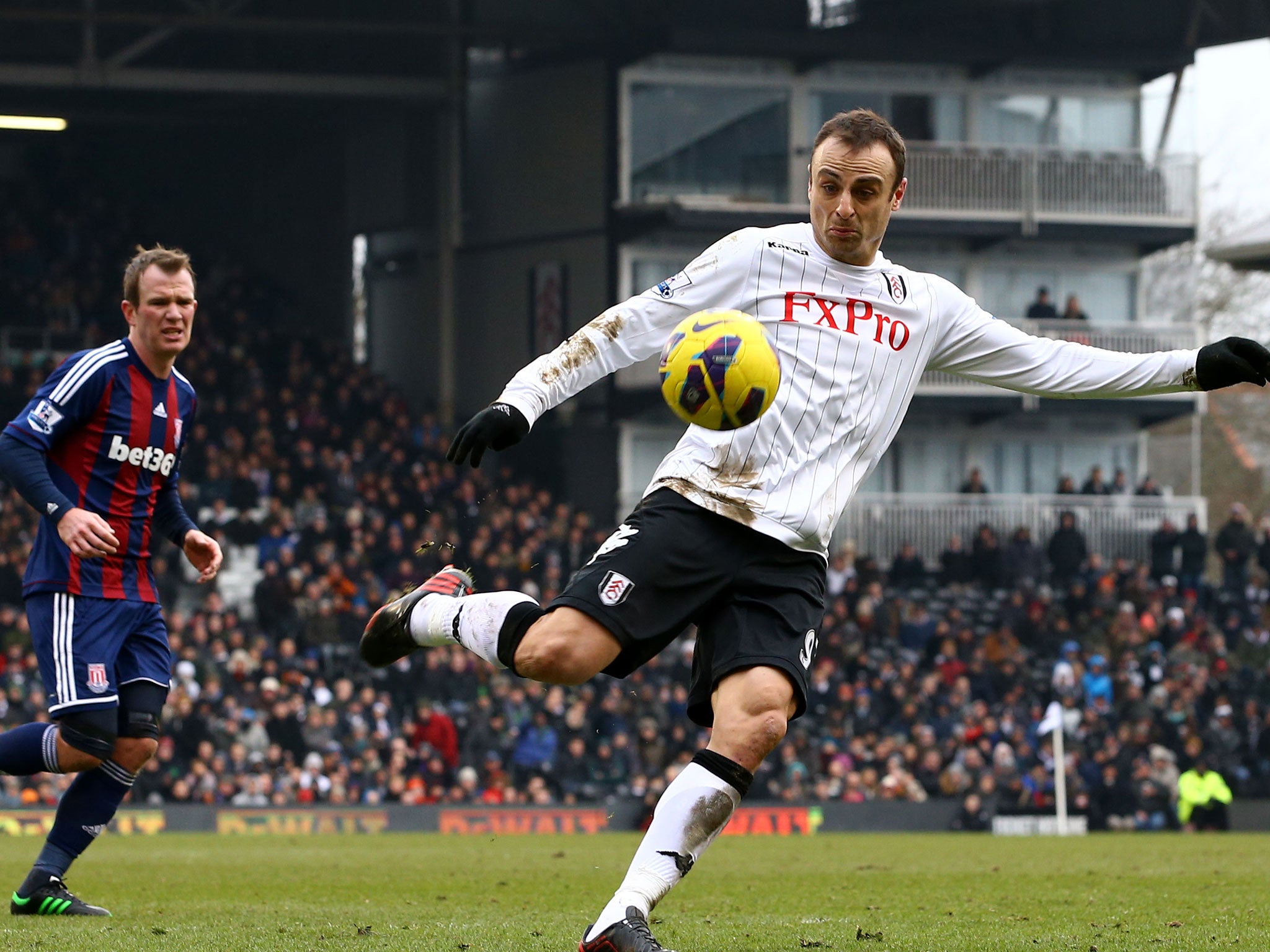 Dimitar Berbatov shoots and scores for Fulham