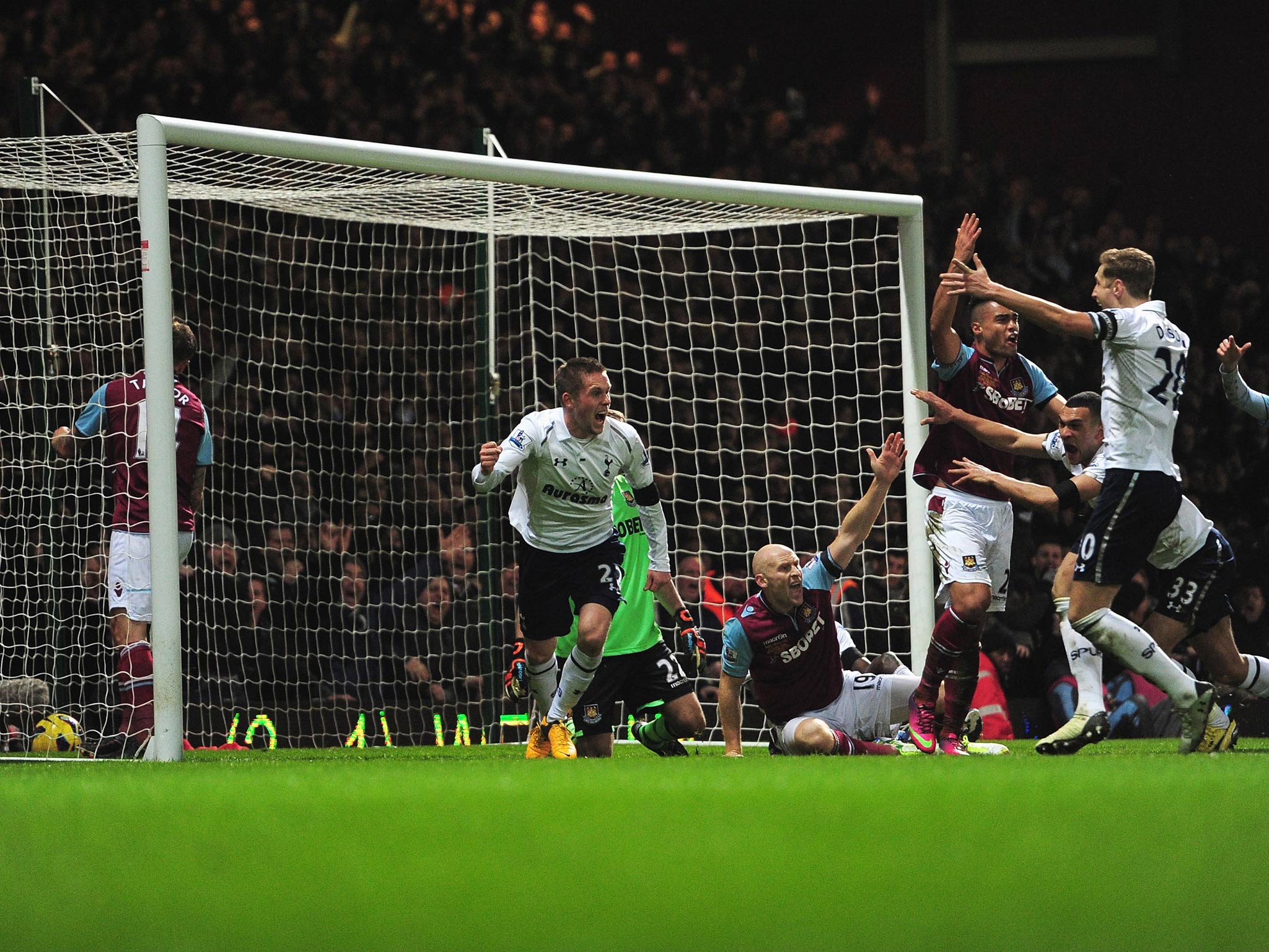 Gylfi Sigurdsson celebrates his goal against West Ham