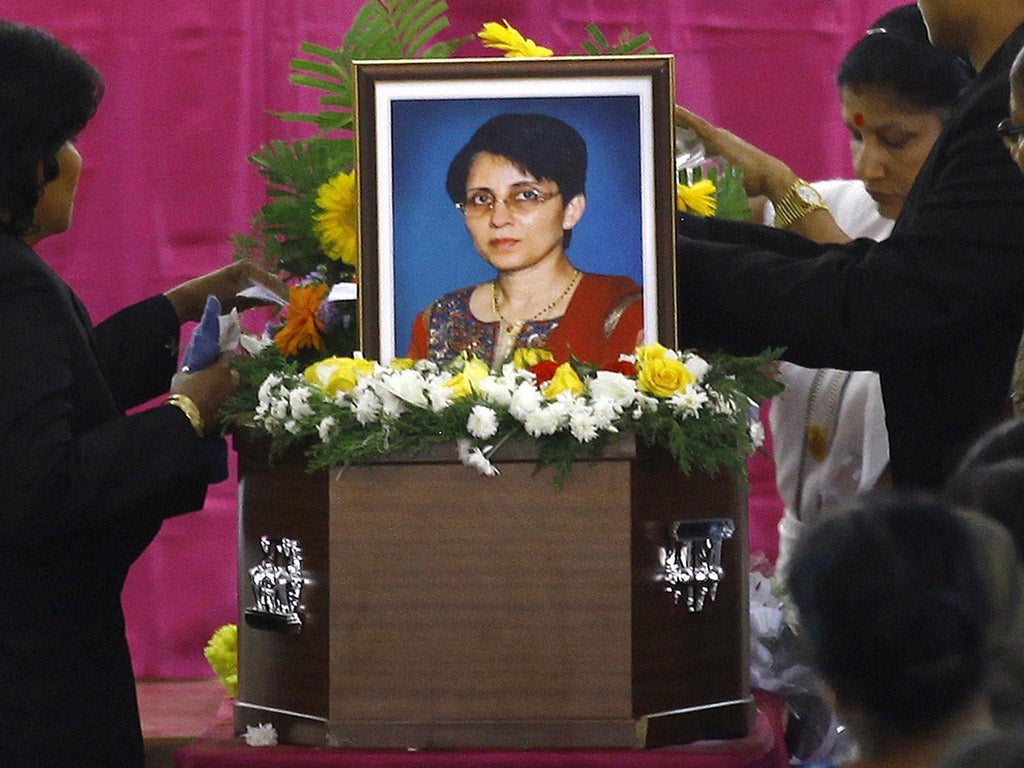 Relatives pay tribute at the burial of nurse Jacintha Saldanha