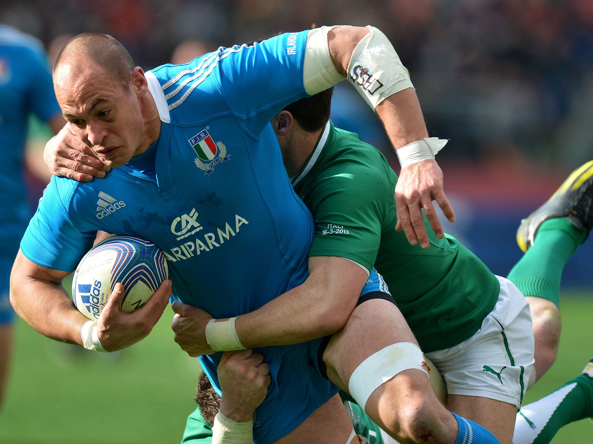 Italy’s N°8 and captain Sergio Parisse (L) is tackled by Ireland’s scrum-half Conor Murray