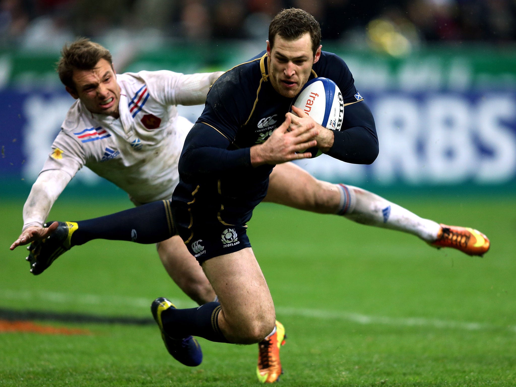 Tim Visser of Scotland scores a try during the RBS Six Nations match between France and Scotland