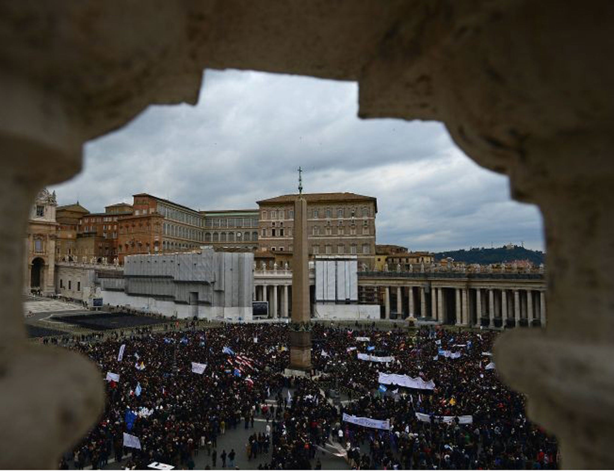 Crowds filling up St Peter's Square