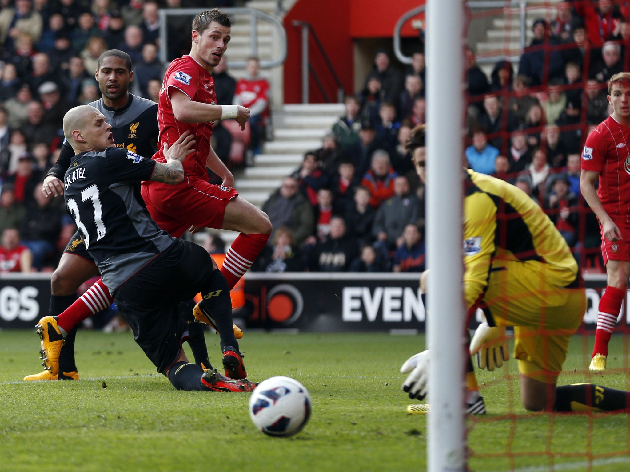 Southampton’s Morgan Schneiderlin (third left) scores at St Mary’s