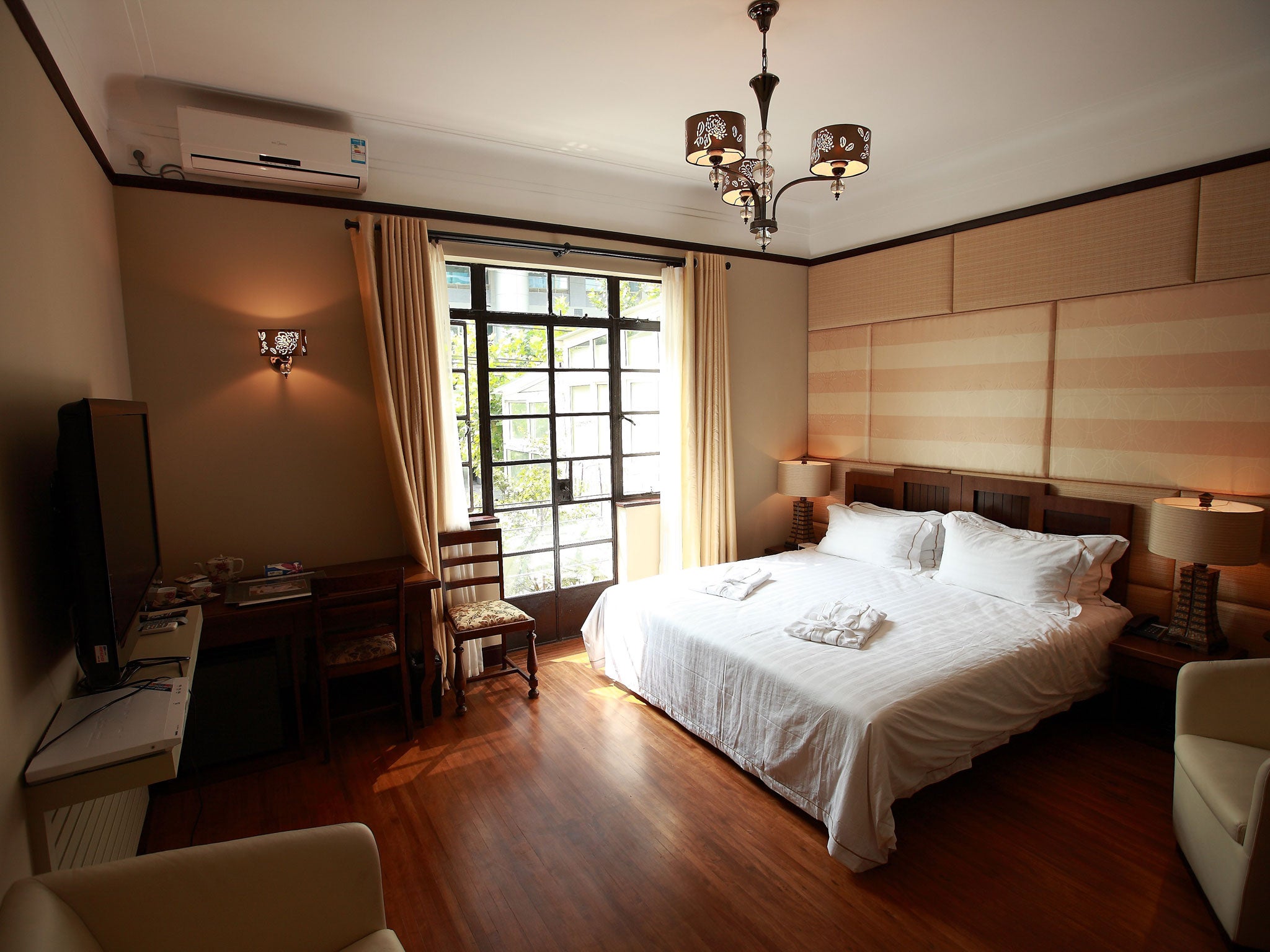 Quintet quarter: A bedroom at the B&B