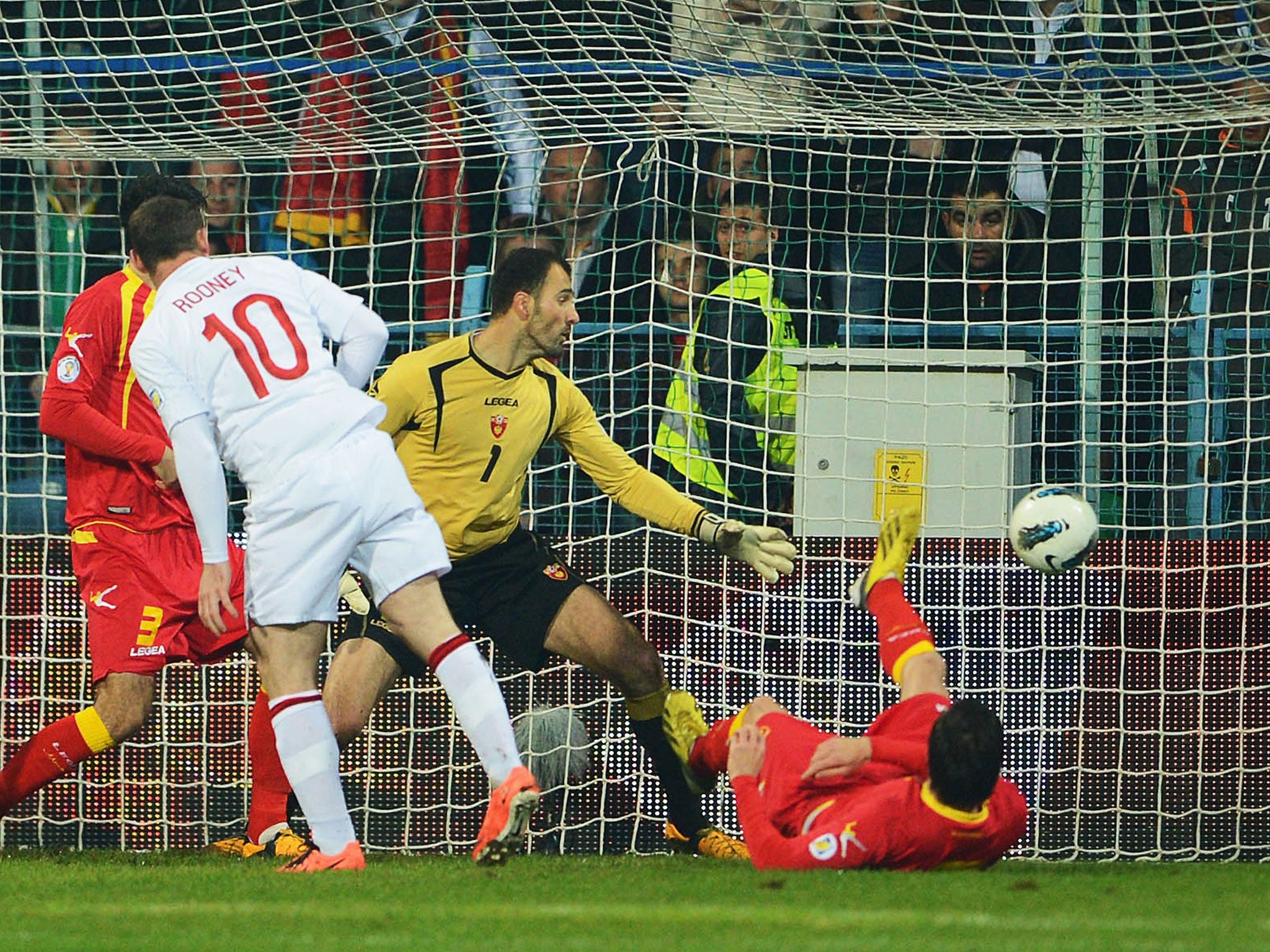 Wayne Rooney scores the opening goal