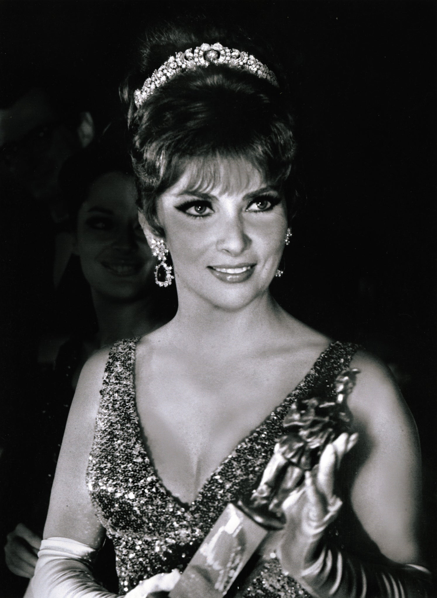 Gina Lollobrigida wearing the diamond necklace/bracelet combination
(est. $300,000-500,000) as a tiara & the pair of emerald and diamond
earclips (est. $150,000-250,000) by Bulgari