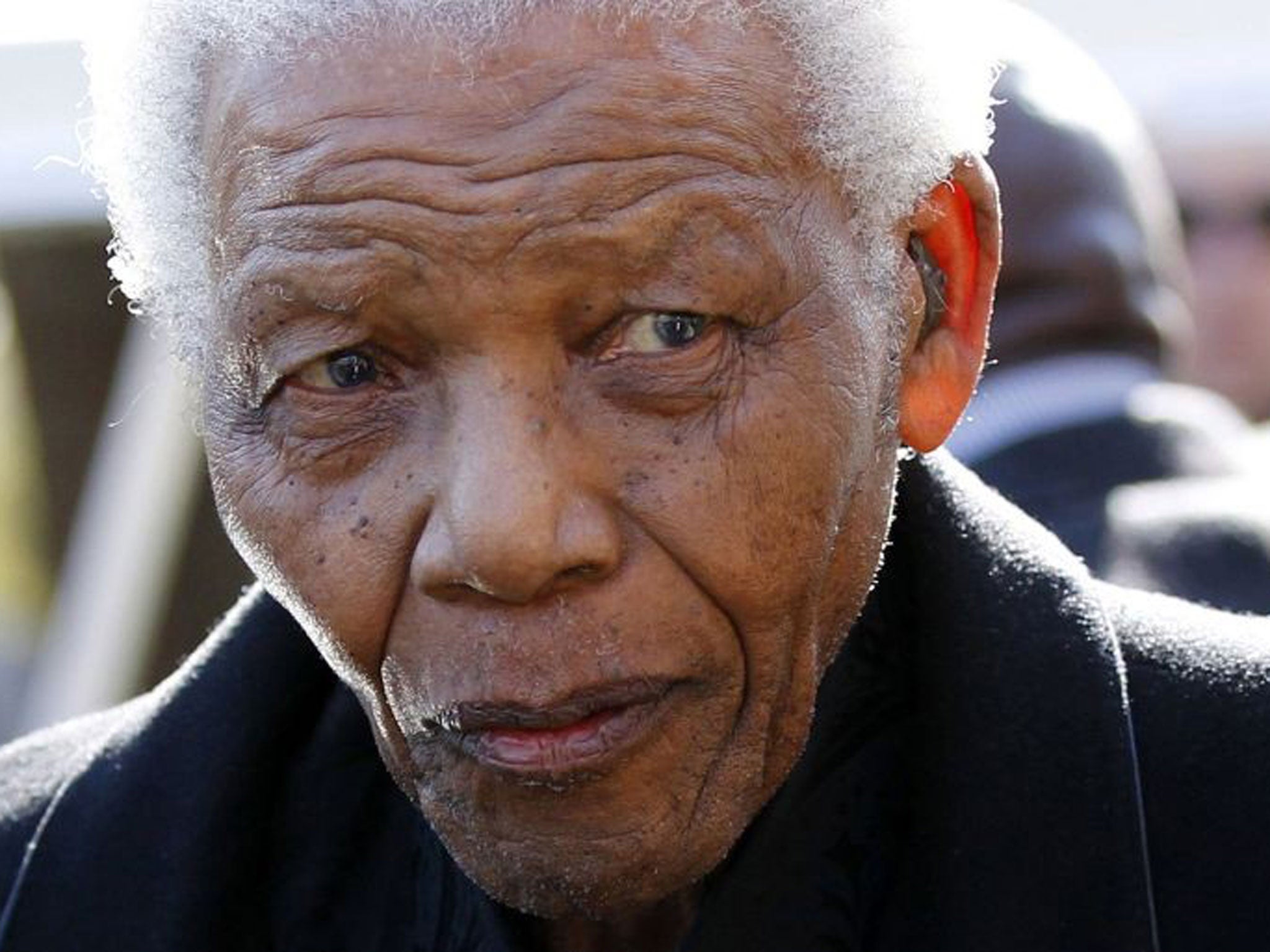 Nelson Mandela 'responding to treatment' after returning to hospital with lung infection