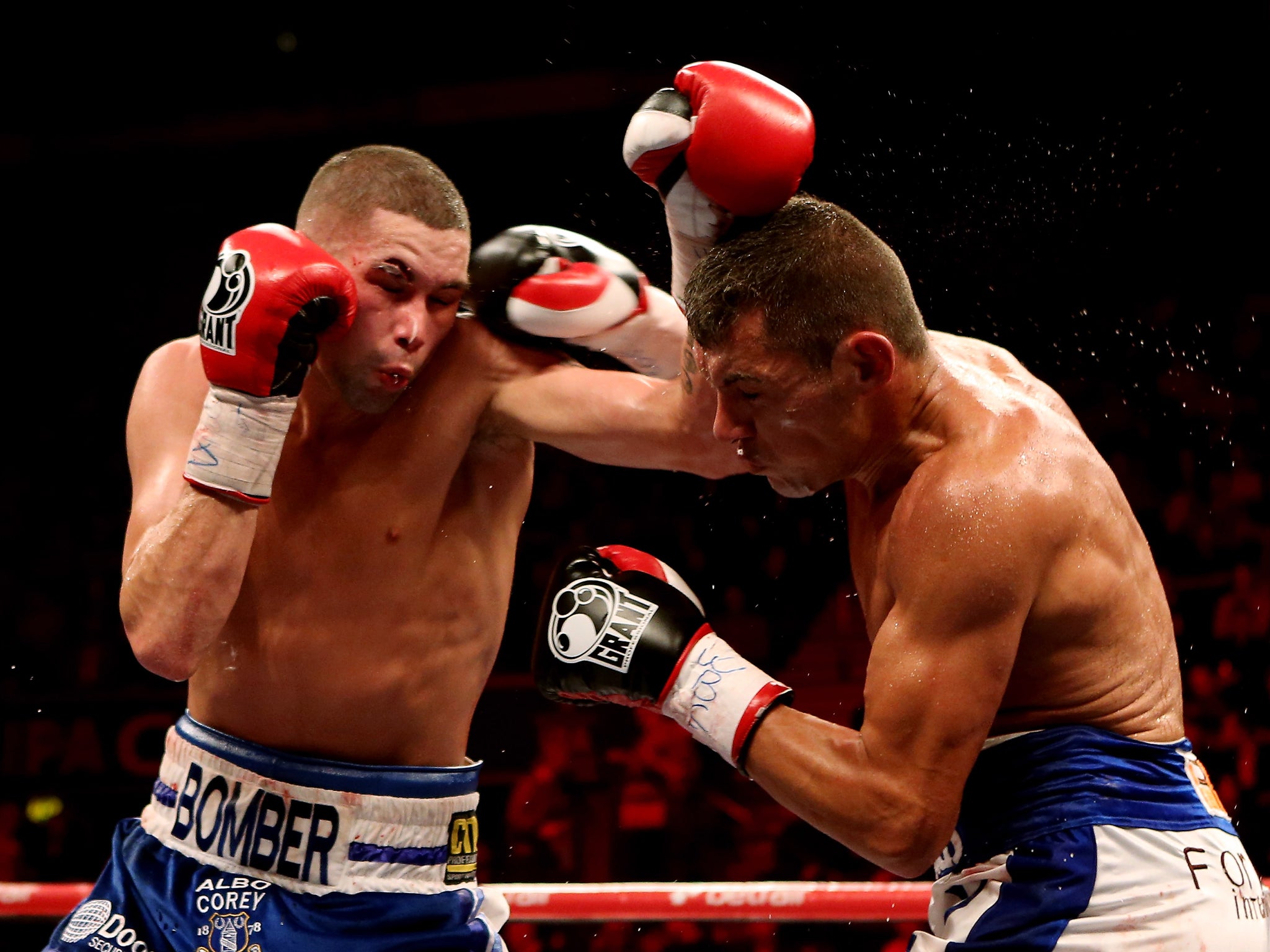 Tony Bellew (left) fighting Roberto Bolonti last November