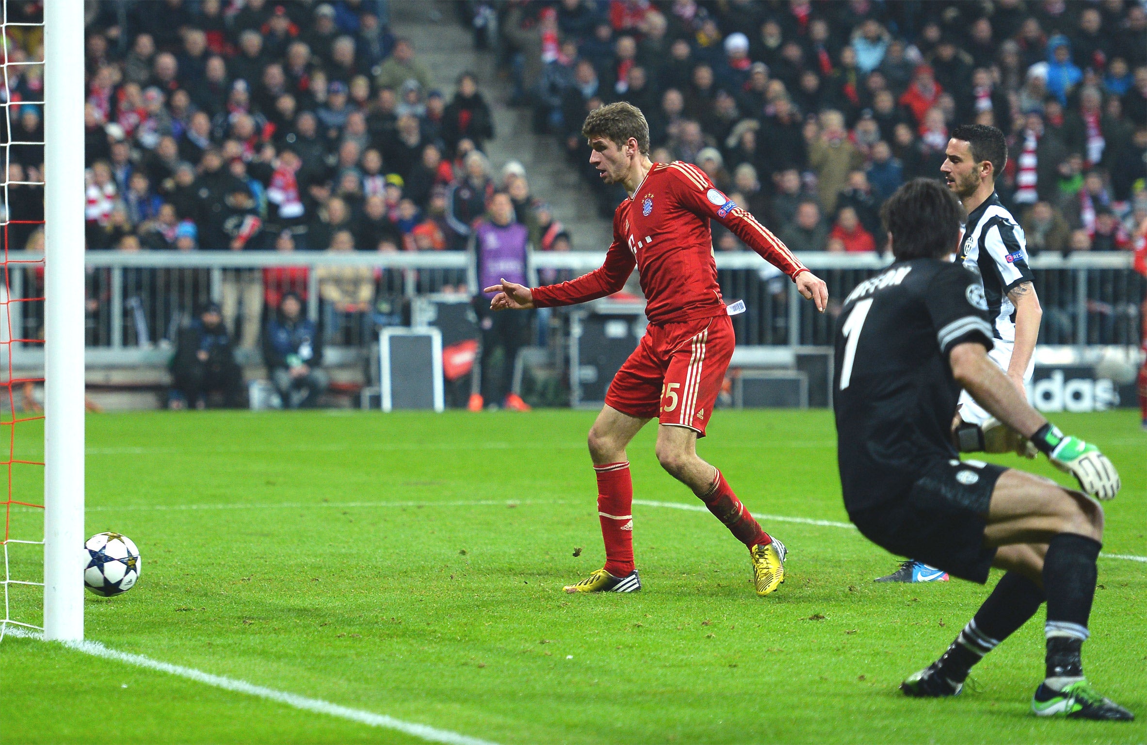 Thomas Muller slots in Bayern's second