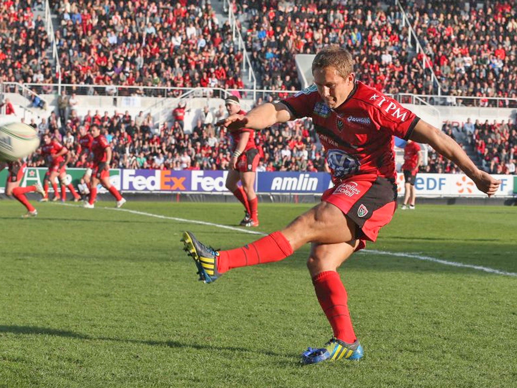 Toulon’s Jonny Wilkinson sends another penalty over against Leicester yesterday