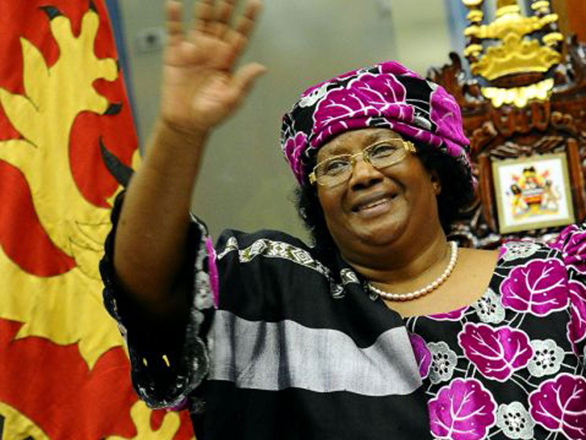 Joyce Banda greets the audience at her inauguration as Malawi’s president