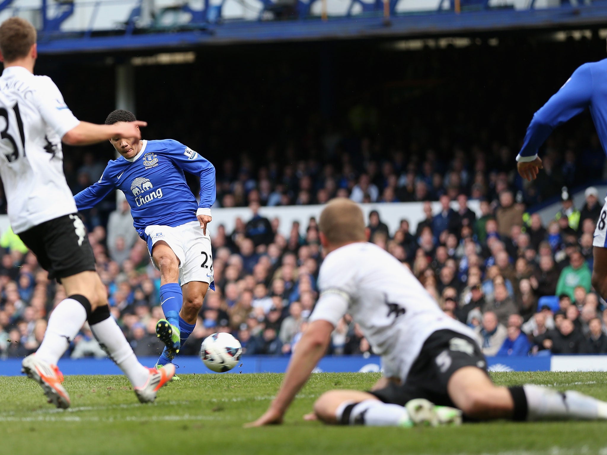 Steven Pienaar of Everton scores the first goal during the Barclays Premier League match between Everton and Fulham