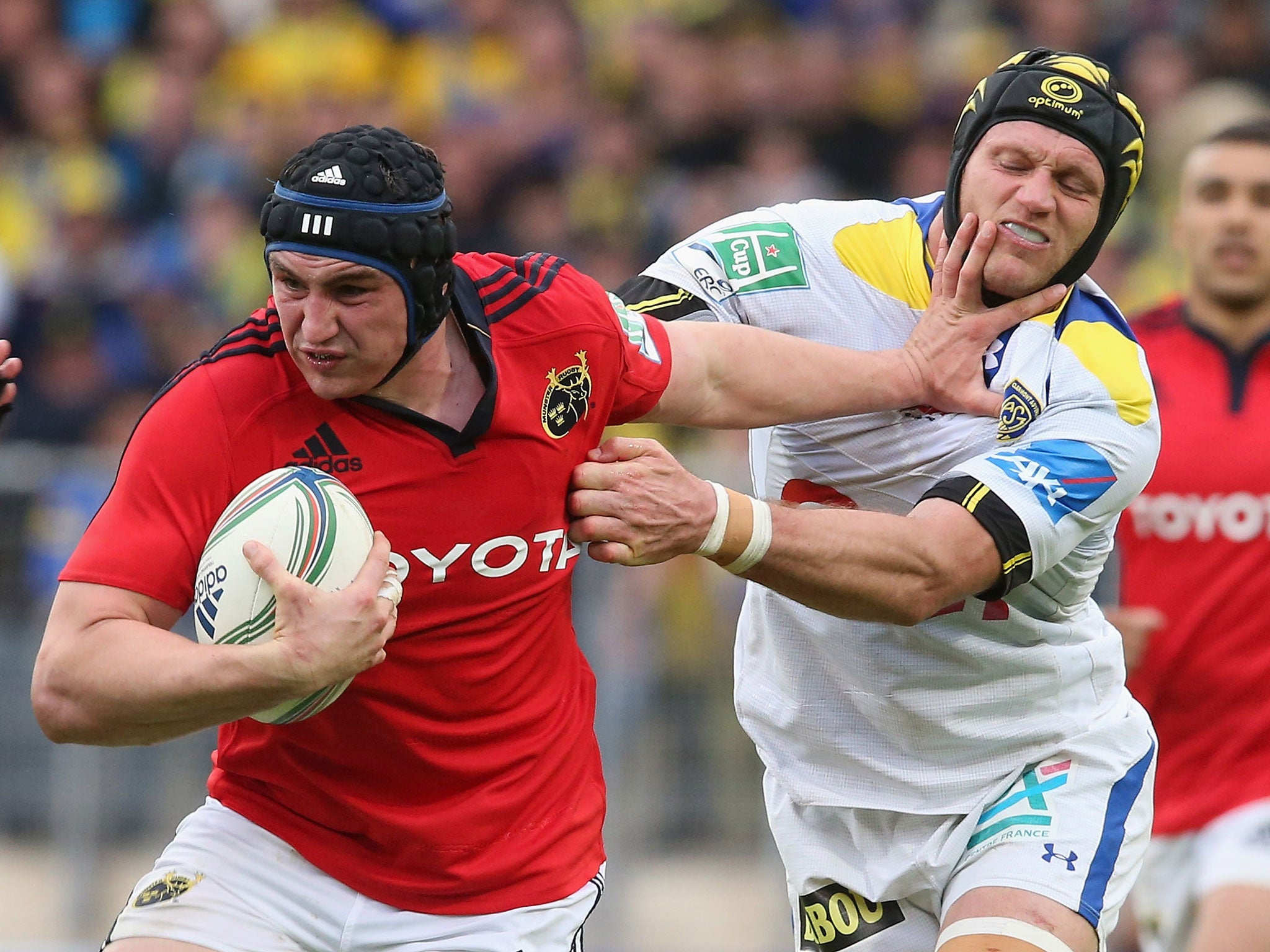 Tommy O'Donnell of Munster holds off Julien Bonnaire