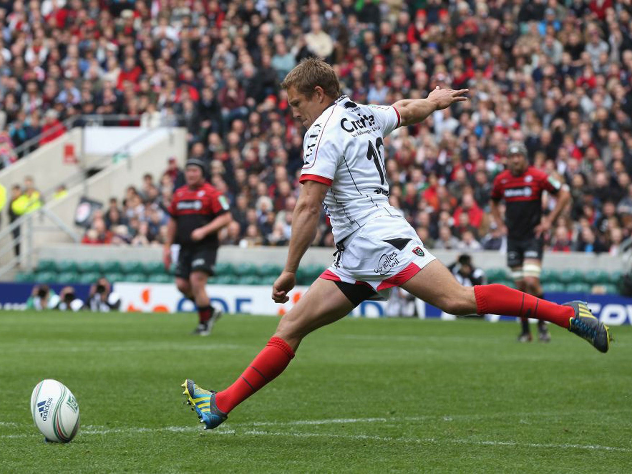 Jonny Wilkinson kicks one of his seven penalties for Toulon yesterday