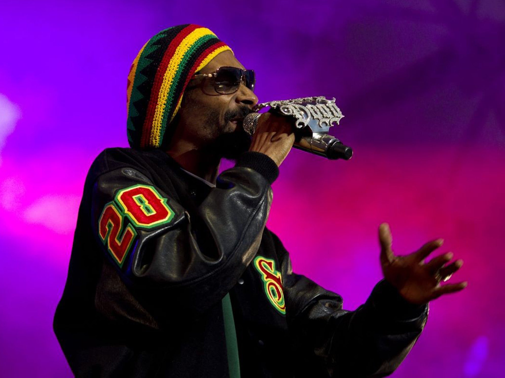 Snoop Lion is a shrewd business man. He has managed to persuade a dozen fans to part with nearly $100 to download a virtual joint on his Snoopify app