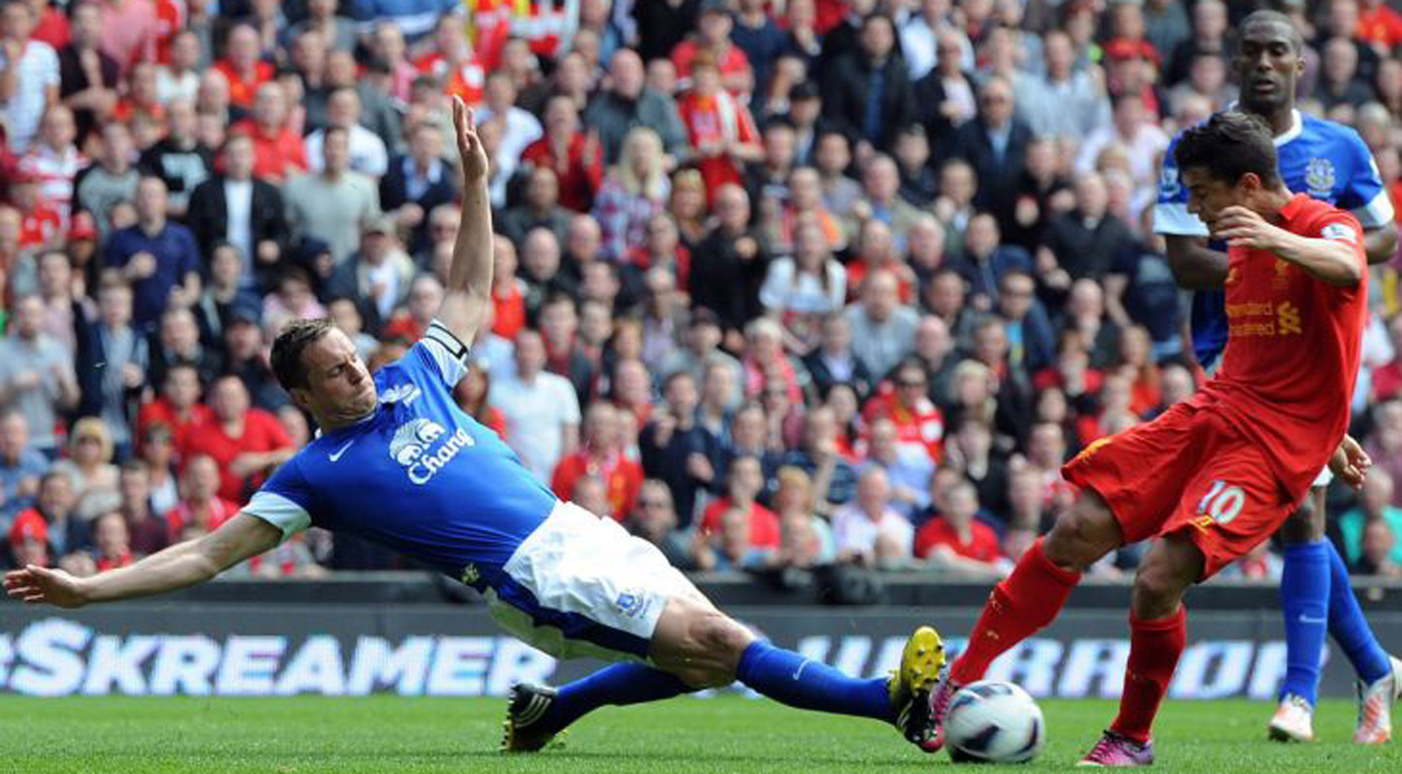 Phil Jagielka blocks Coutinho’s shot at Anfield