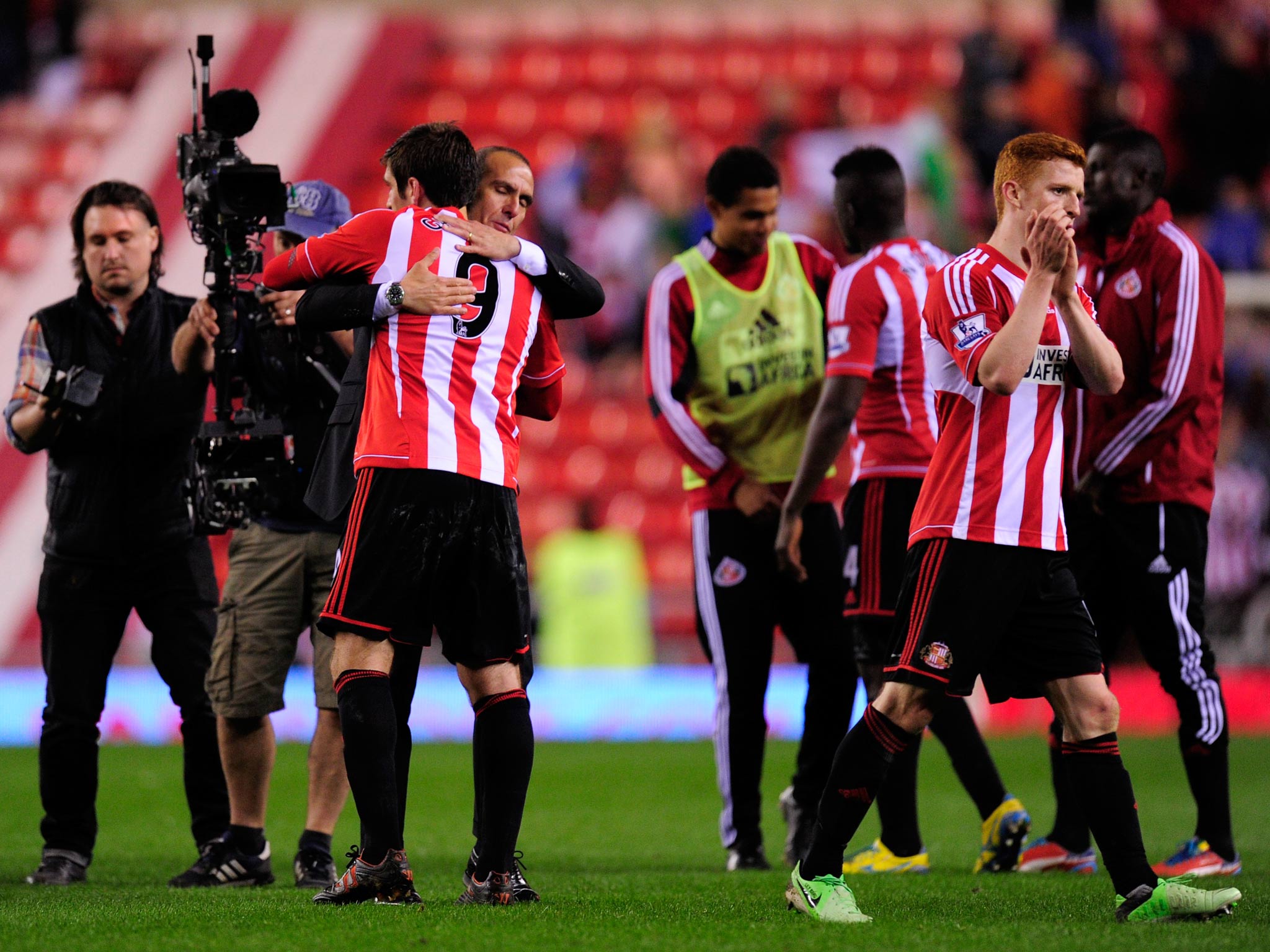 Di Canio congratulates his players for salvaging a point against Stoke