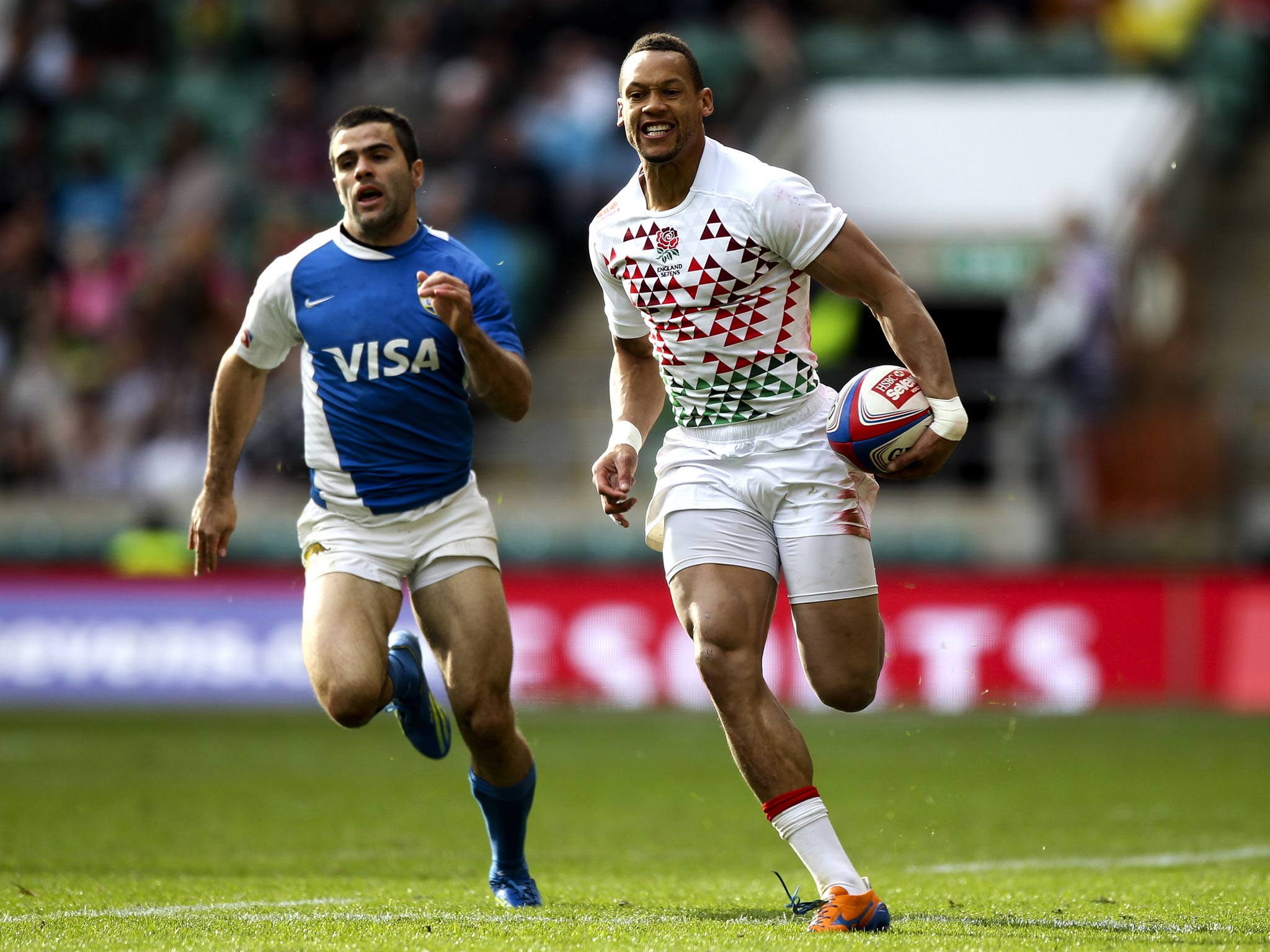 England's Dan Norton breaks away from Argentina's Joaquin Diaz Bonila