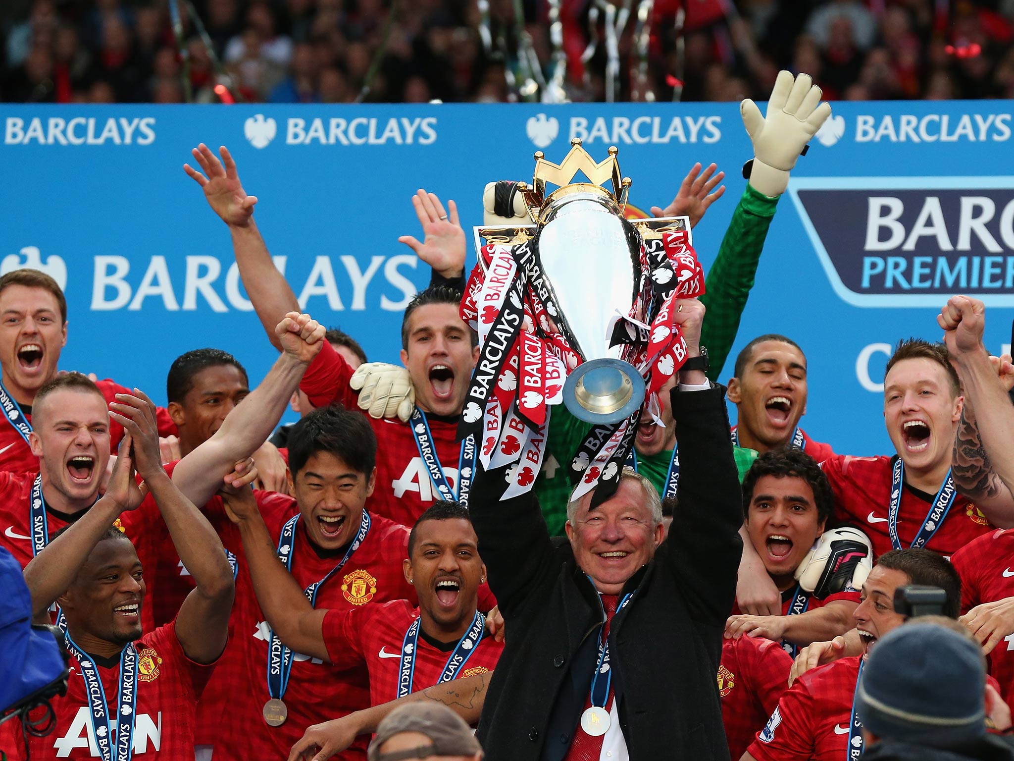 Sir Alex Ferguson lift the 2013 Premier League trophy