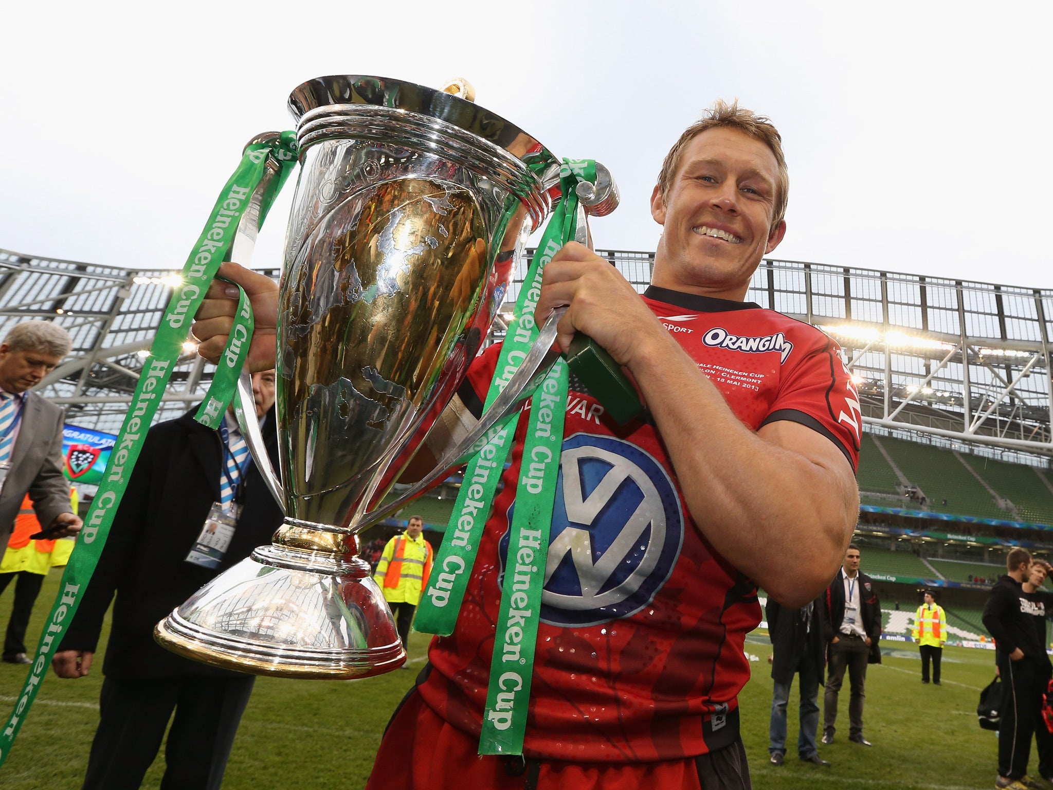 Jonny Wilkinson celebrates winning his first Heineken Cup after the 16-15 victory over Clermont Auvergne