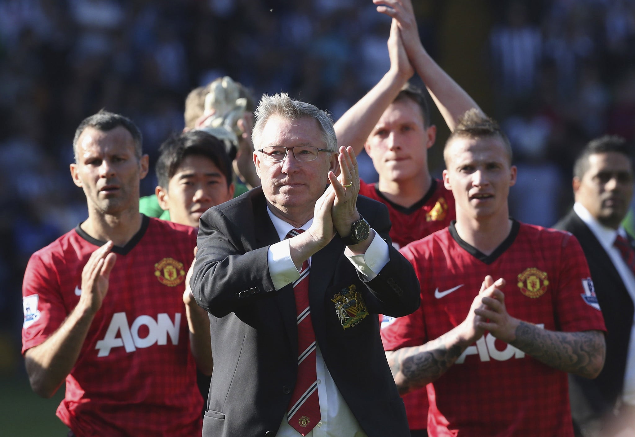 Sir Alex Ferguson celebrates with Ryan Giggs, Shinji Kagawa, Phil Jones and Alexander Buttner