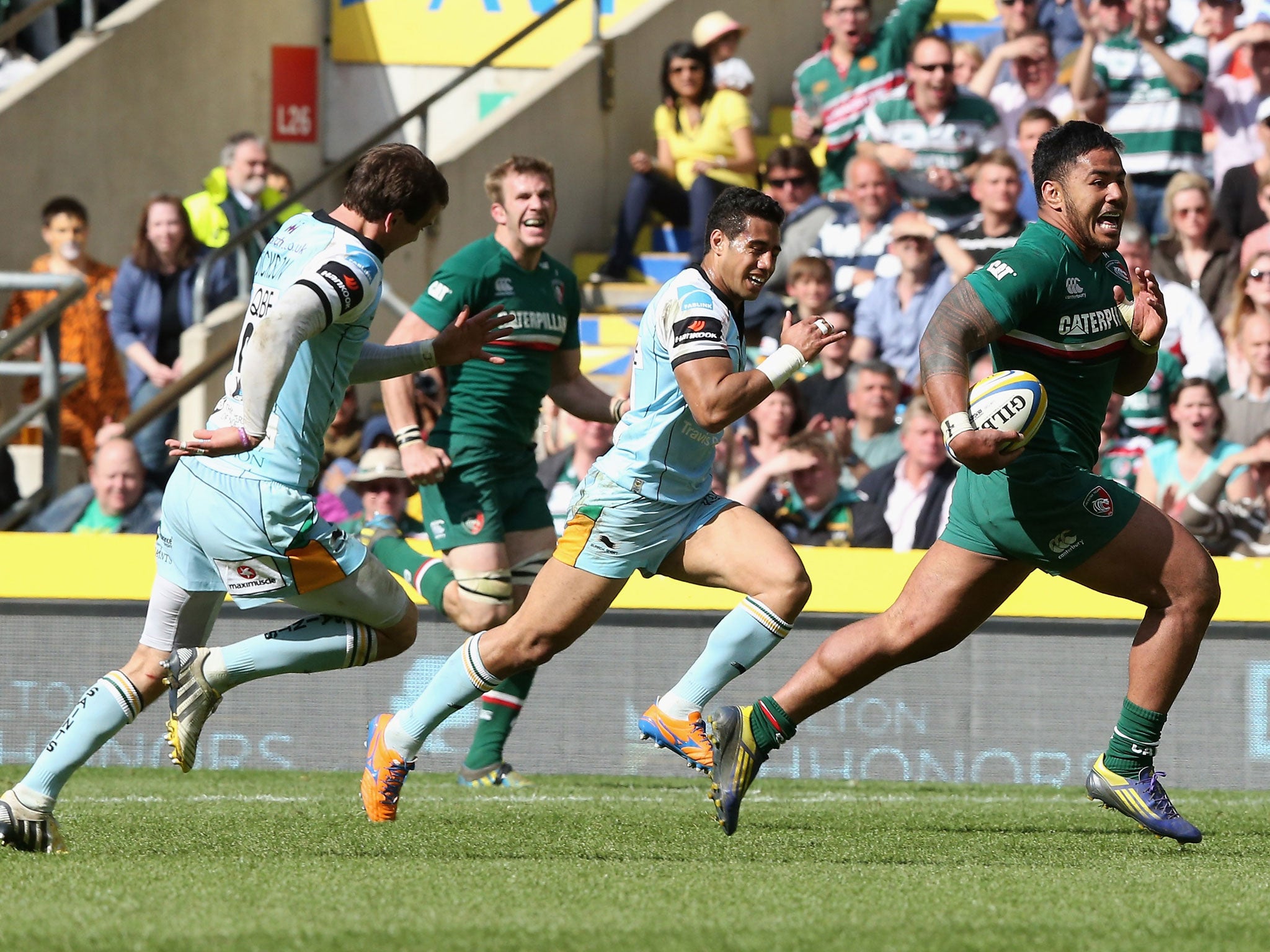 Manu Tuilagi breaks away to score