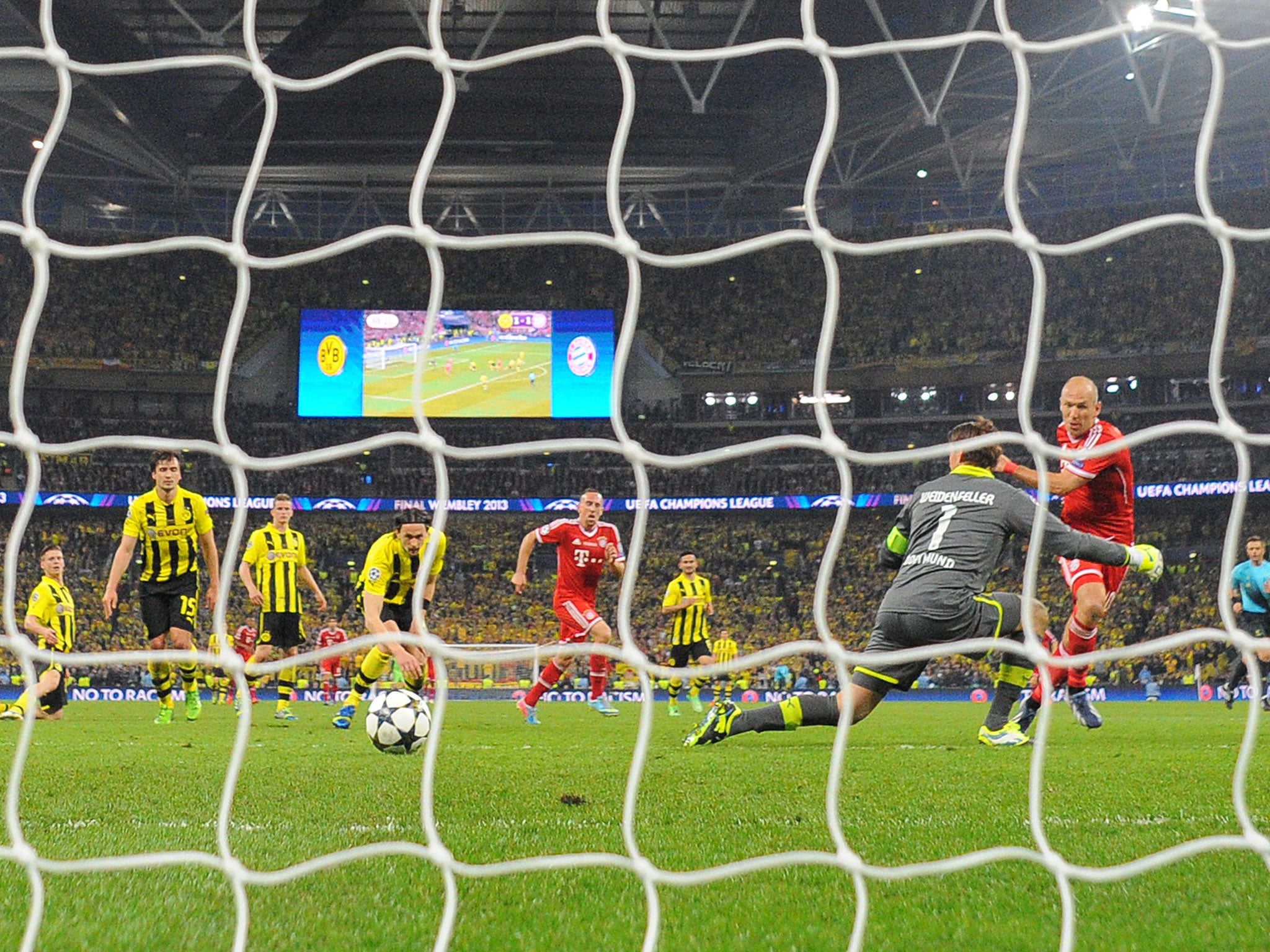 Arjen Robben scores the decisive goal of a brilliant match