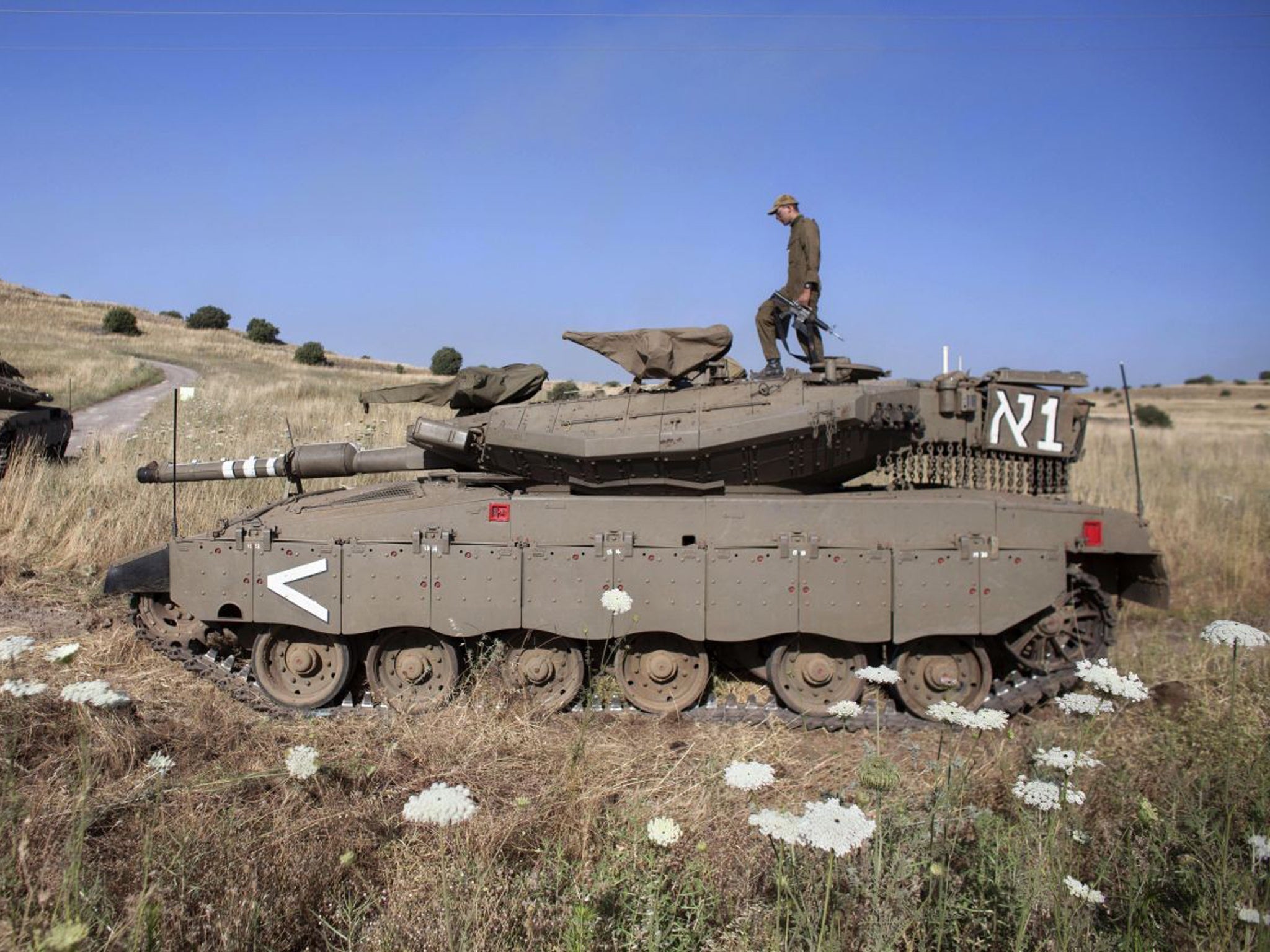 Israeli troops near the Quneitra crossing to Syria