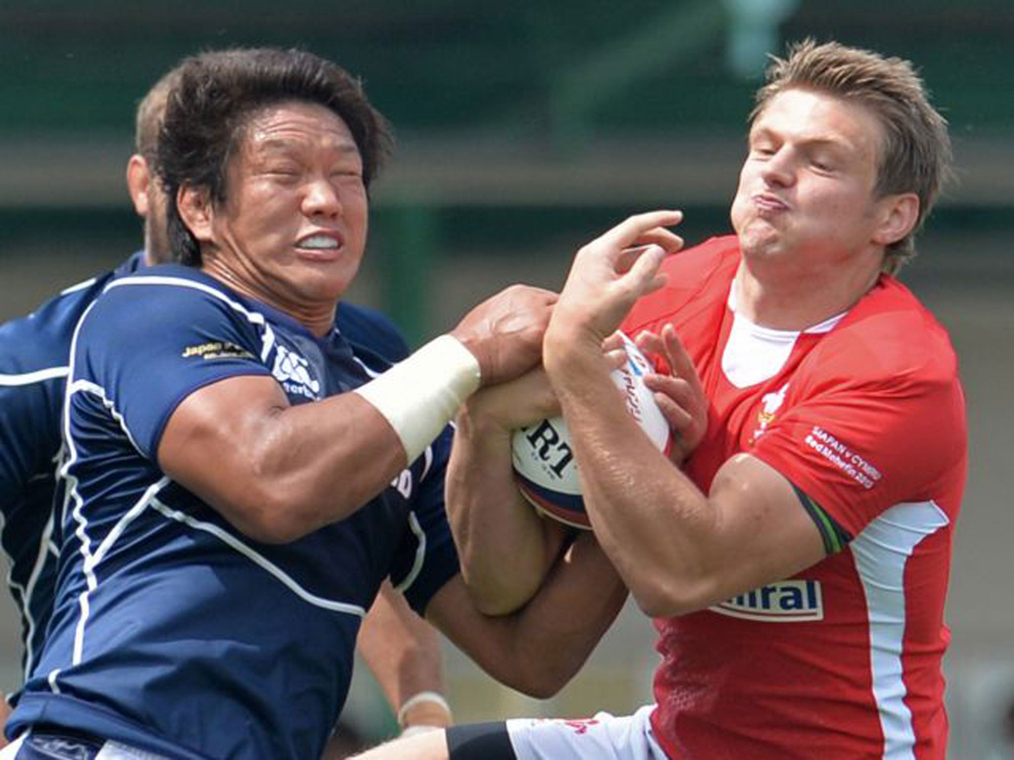 Ball hunt: Takashi Kikutani and Dan Biggar struggle for possession