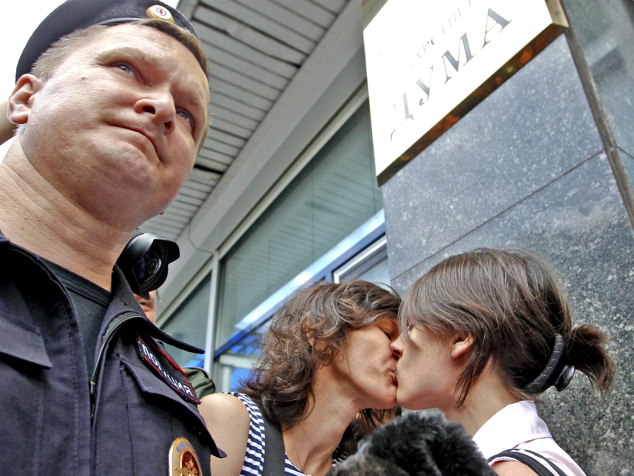 Gay-rights activists kiss during a protest against the anti-gay bill in Moscow
