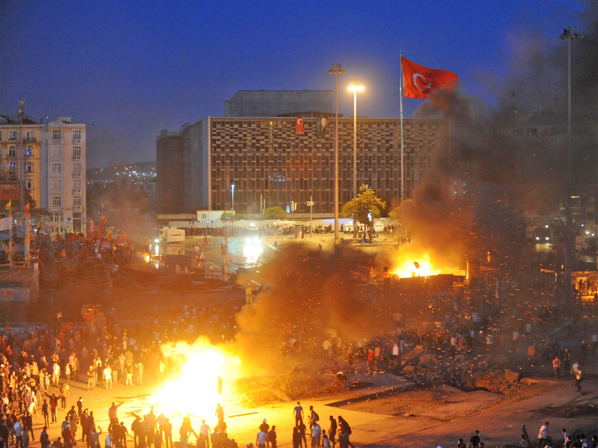 Clashes between protesters and riot policemen in Taksim square extend into the night